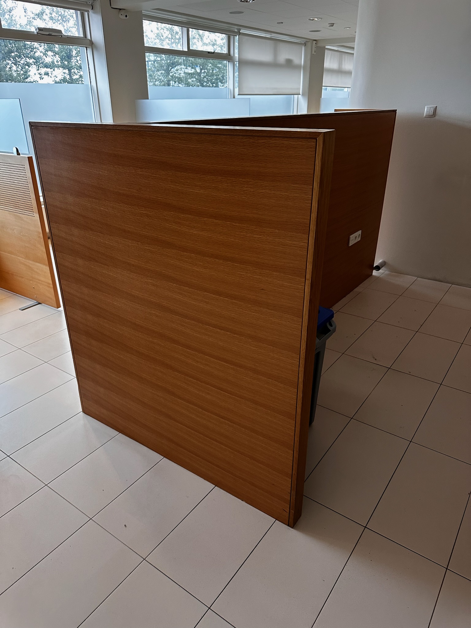 SELT / SOLD Skrifstofuskápur / skilrúm/skenkur, B293 x B126 x D142 sm. 11