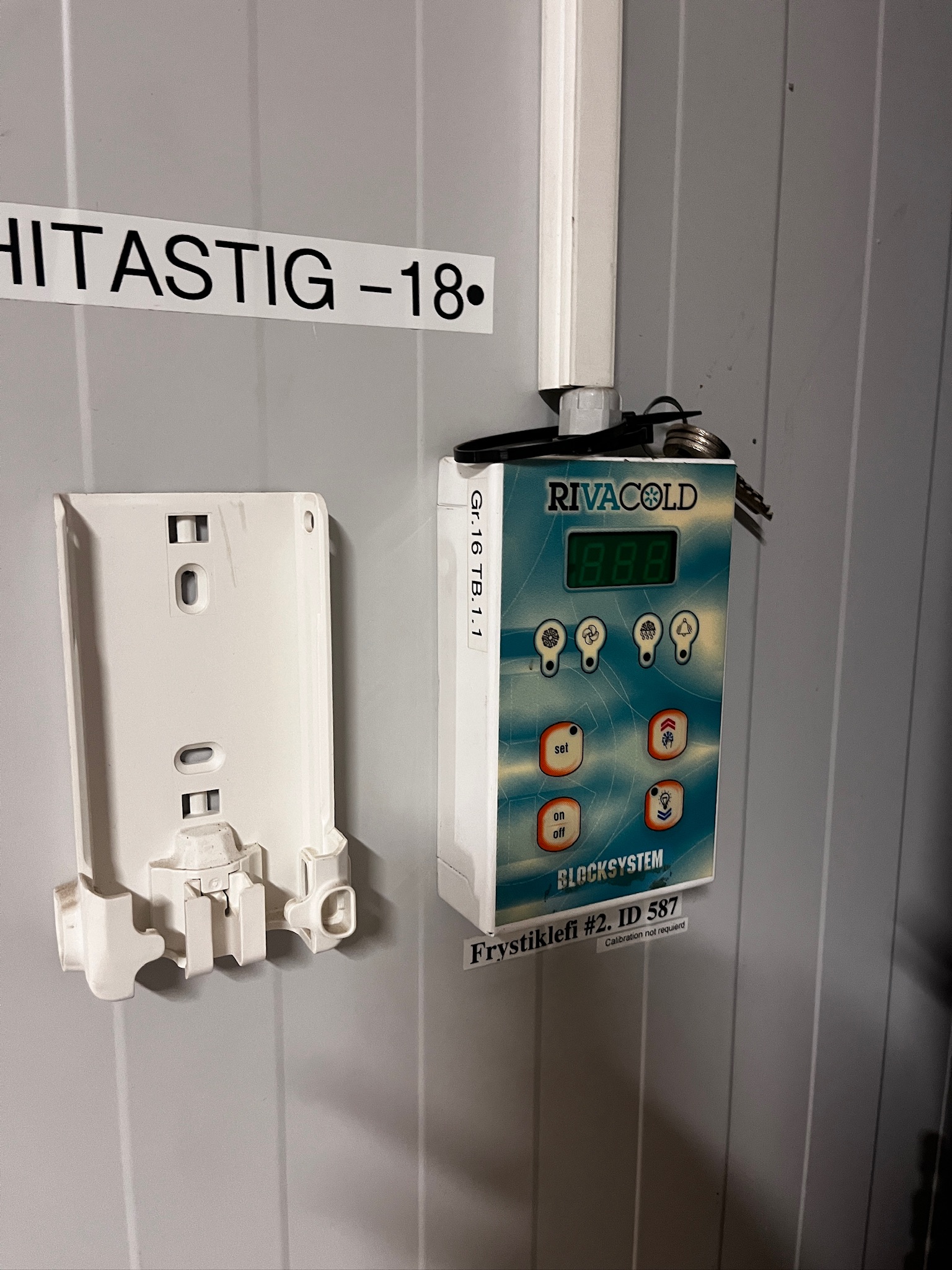 SELT / SOLD - Manngengur kælir/fyrstir, vantar pressu, ~15 fm. 6