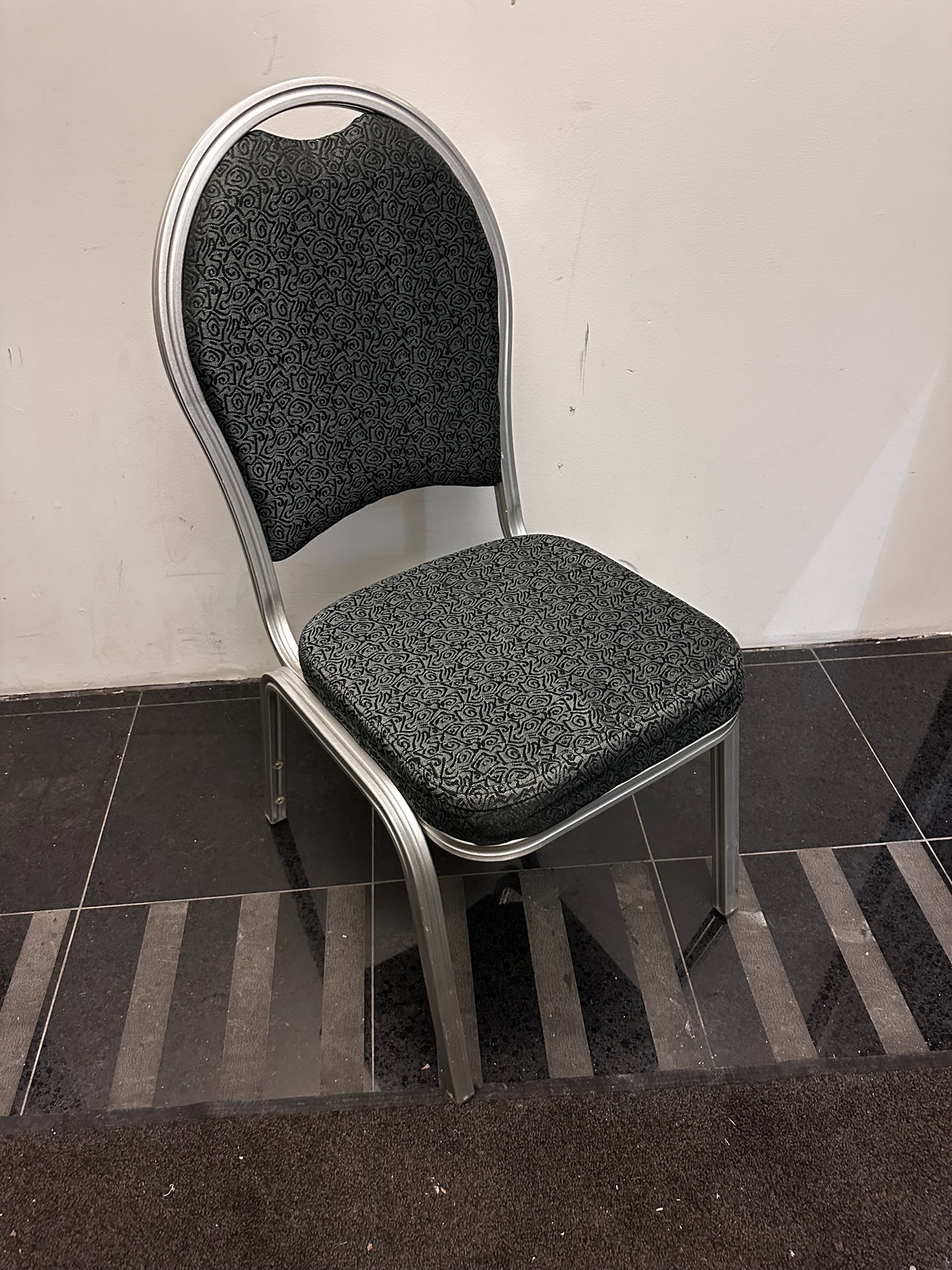 SELT / SOLD Staflanlegir veislustólar - fundarstólar (33 stk.)