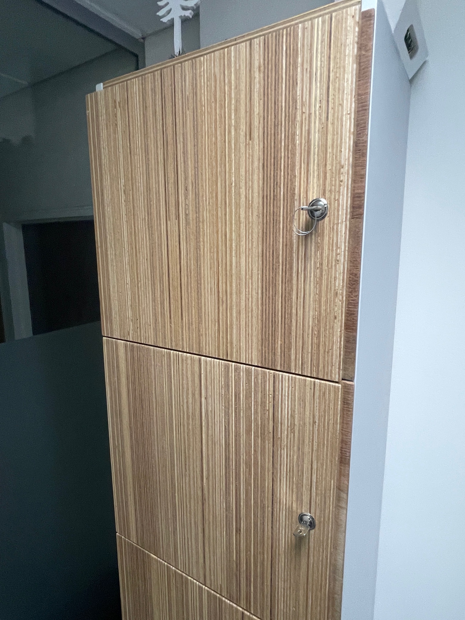 SELT / SOLD Munaskápur, 4 læsanleg hólf, sérsmíði H164 B43 D32 sm 9