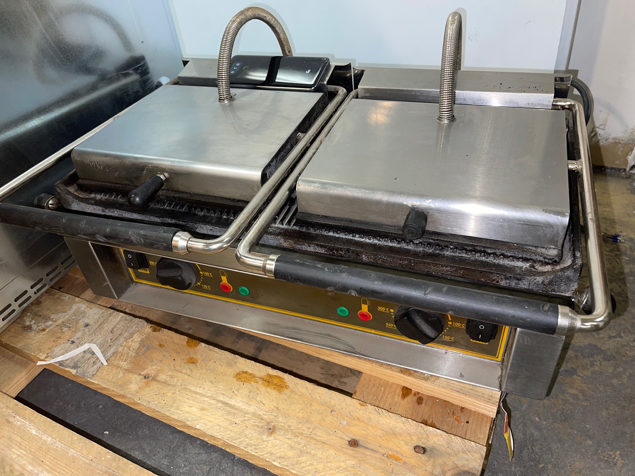 Selt/Endurnýtt-Tvöfalt Roller grill