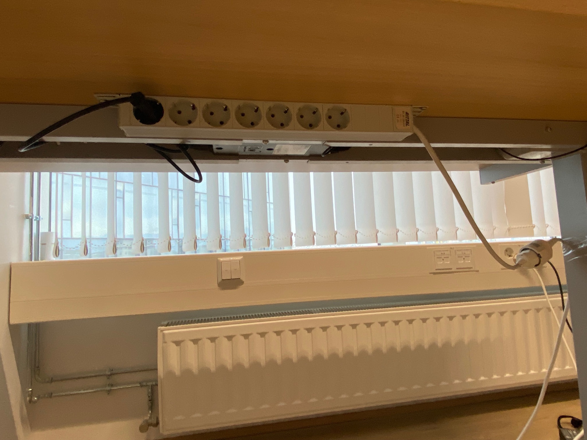 SELT / SOLD - Rafmagnsborð Ergolift frá EG húsgögn (140sm. x 70sm.) - 2 stk til 4