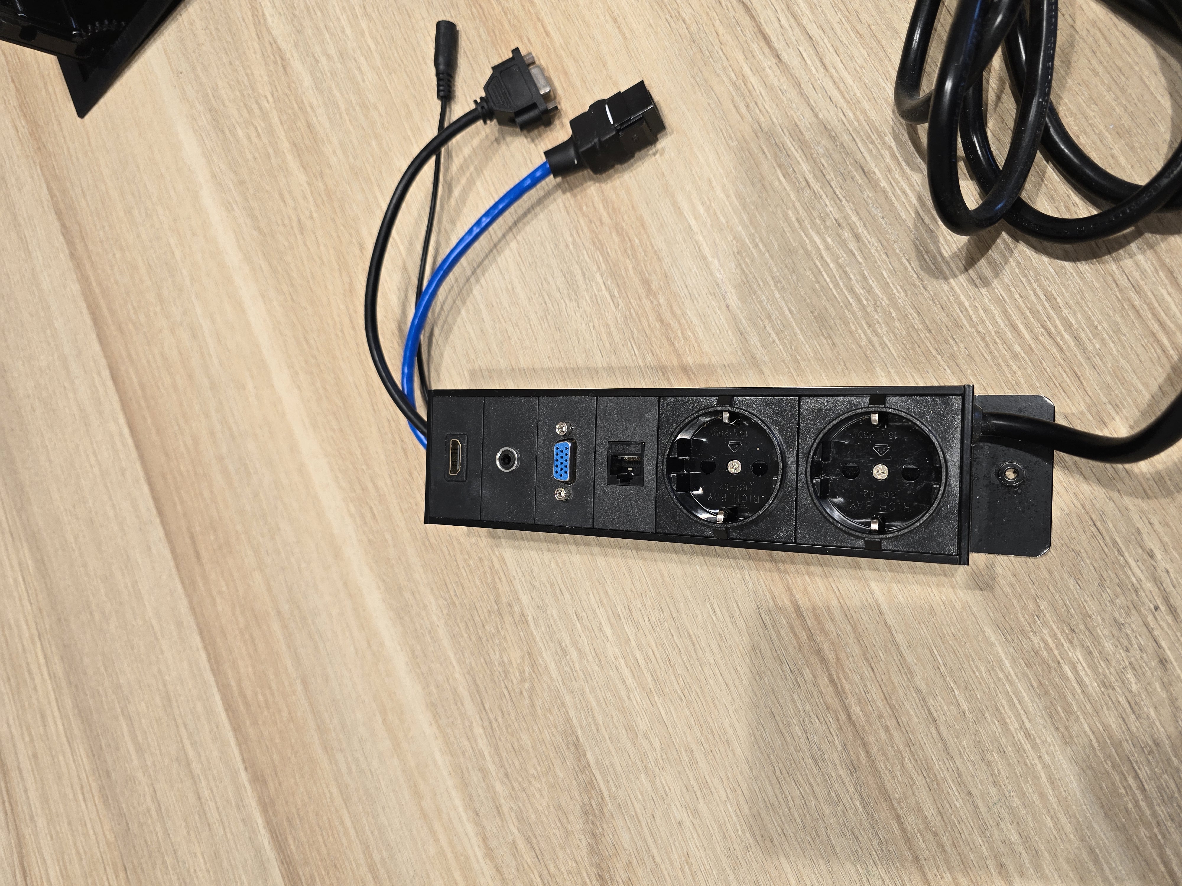 SELT / SOLD Götessons fundarborð með tenglaboxi frá Pennanum, L240xB120sm. 10