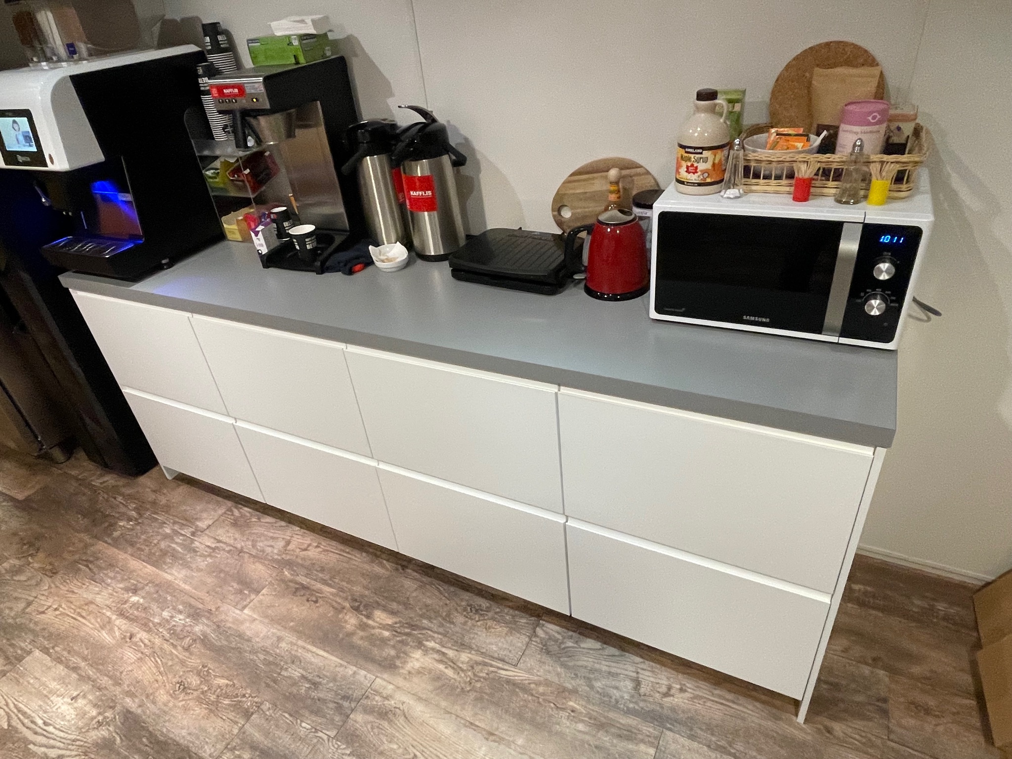 SELT / SOLD IKEA skápainnrétting, B244 x D63 x H92 sm. 2