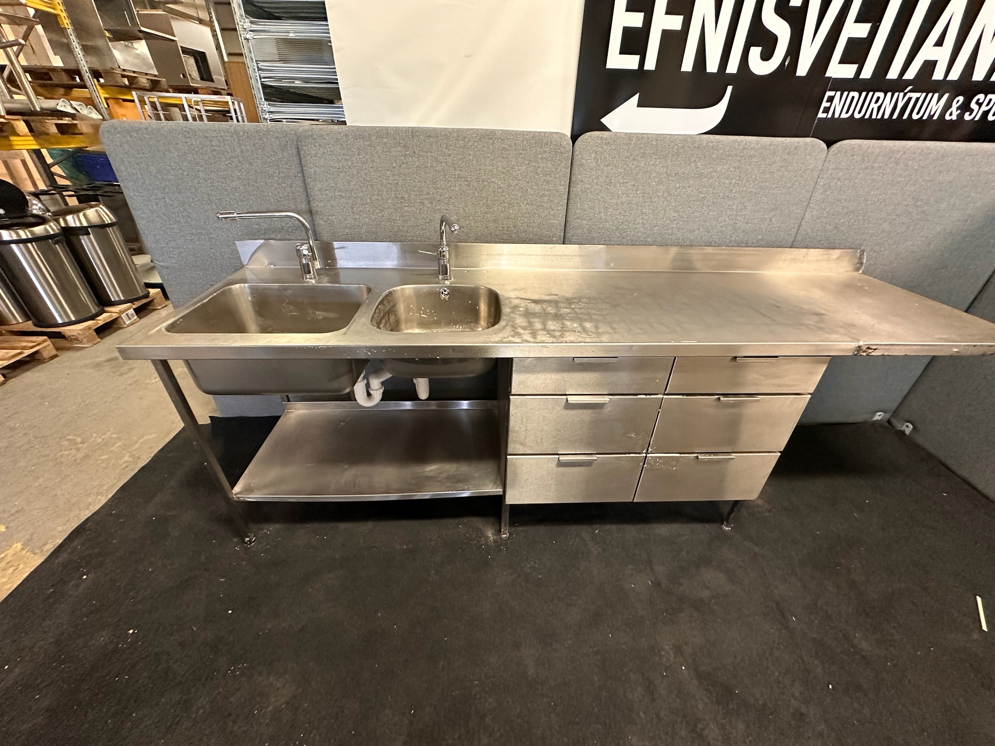 SELT / SOLD - Stálborð með 2 vöskum, B260 x D67 x H89 sm. 2