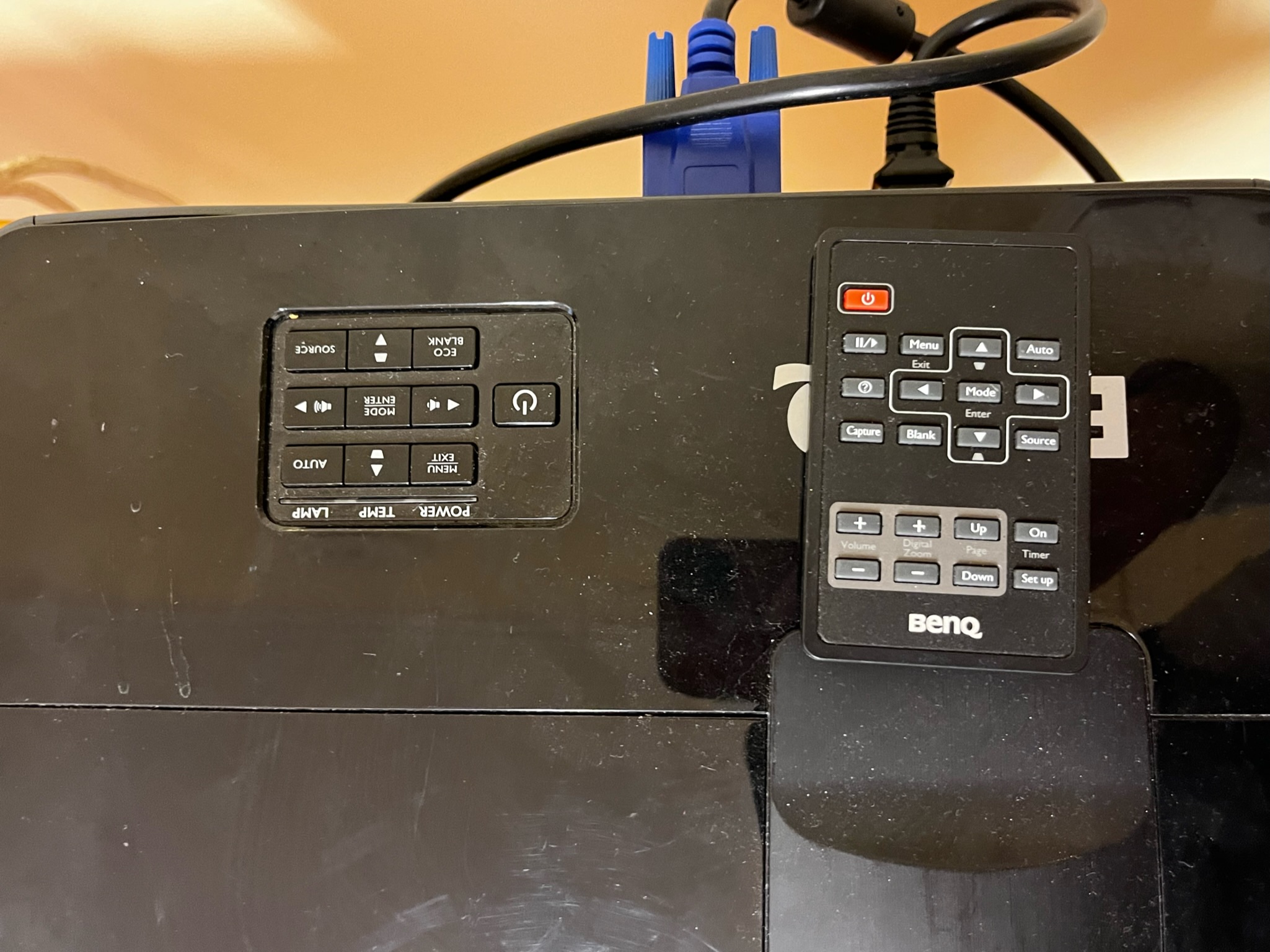 SELT / SOLD BENQ myndvarpi HDMI m.loftafestingu 8