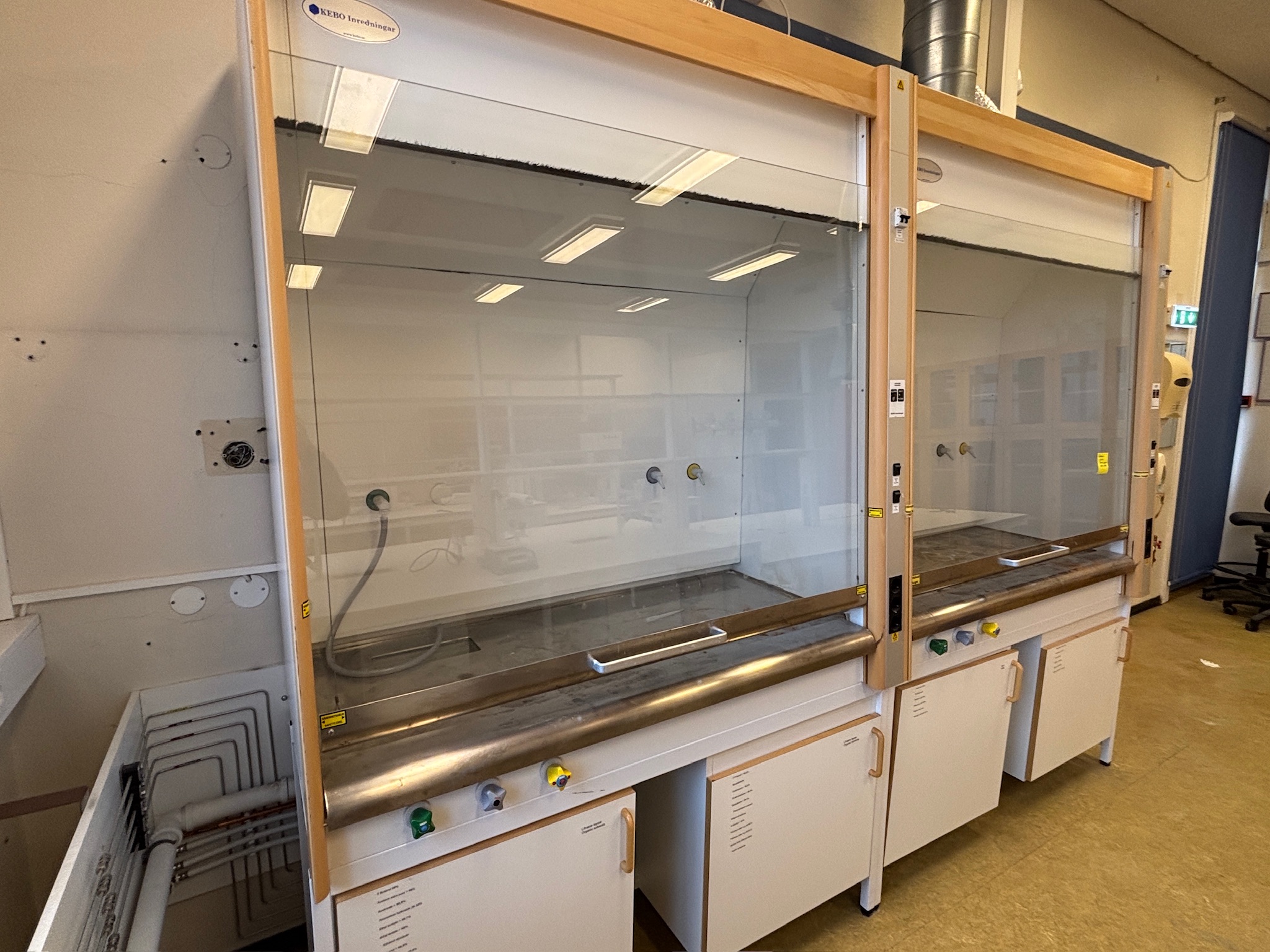 SELT / SOLD Stinkskápur / Fume cupboard, H235 x B147 x D77 sm. (2 stk)