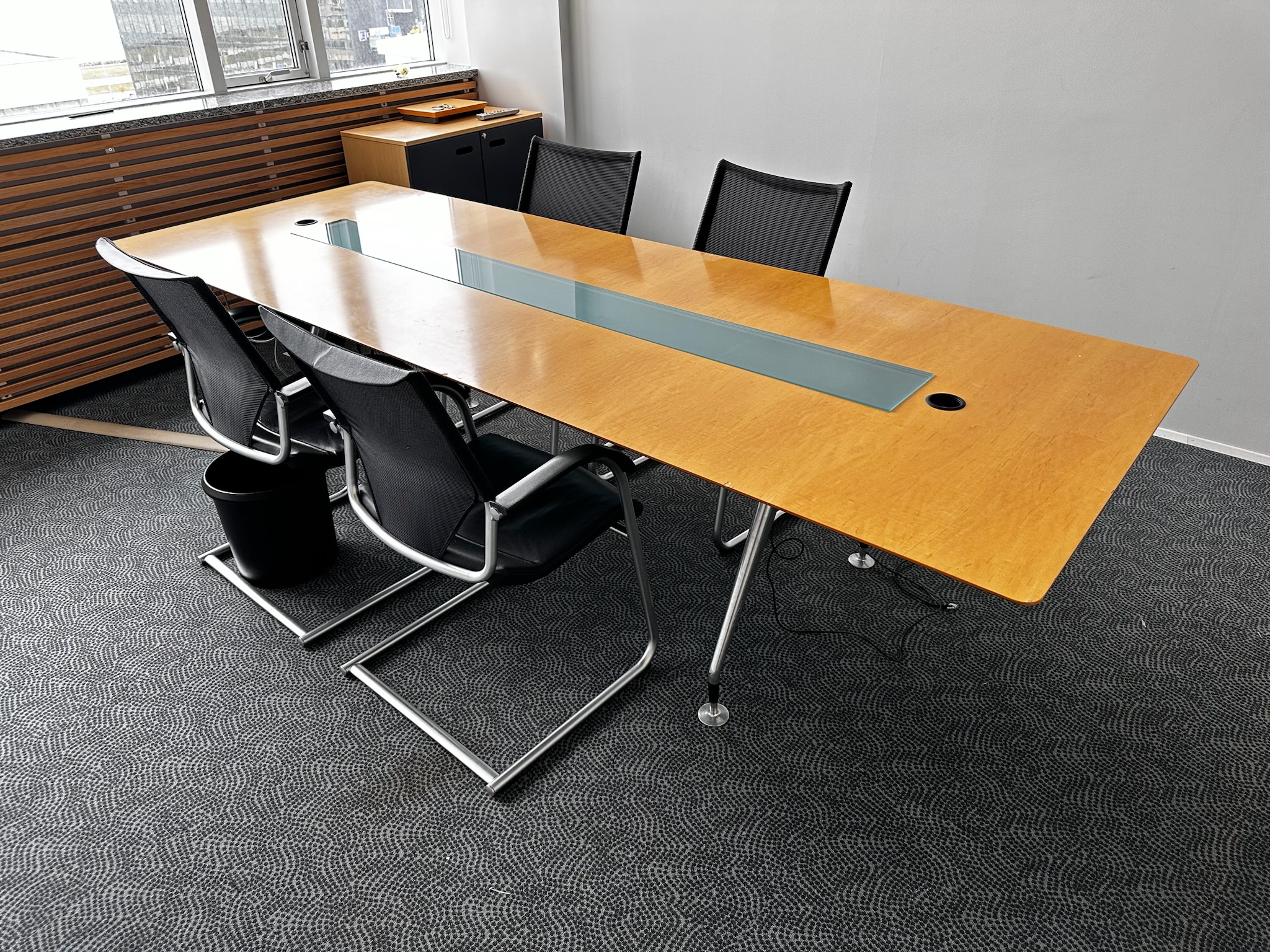 SELT / SOLD Vitra fundarborð frá Pennanum, 8-10 manna, L280 x B100 x H74 sm.