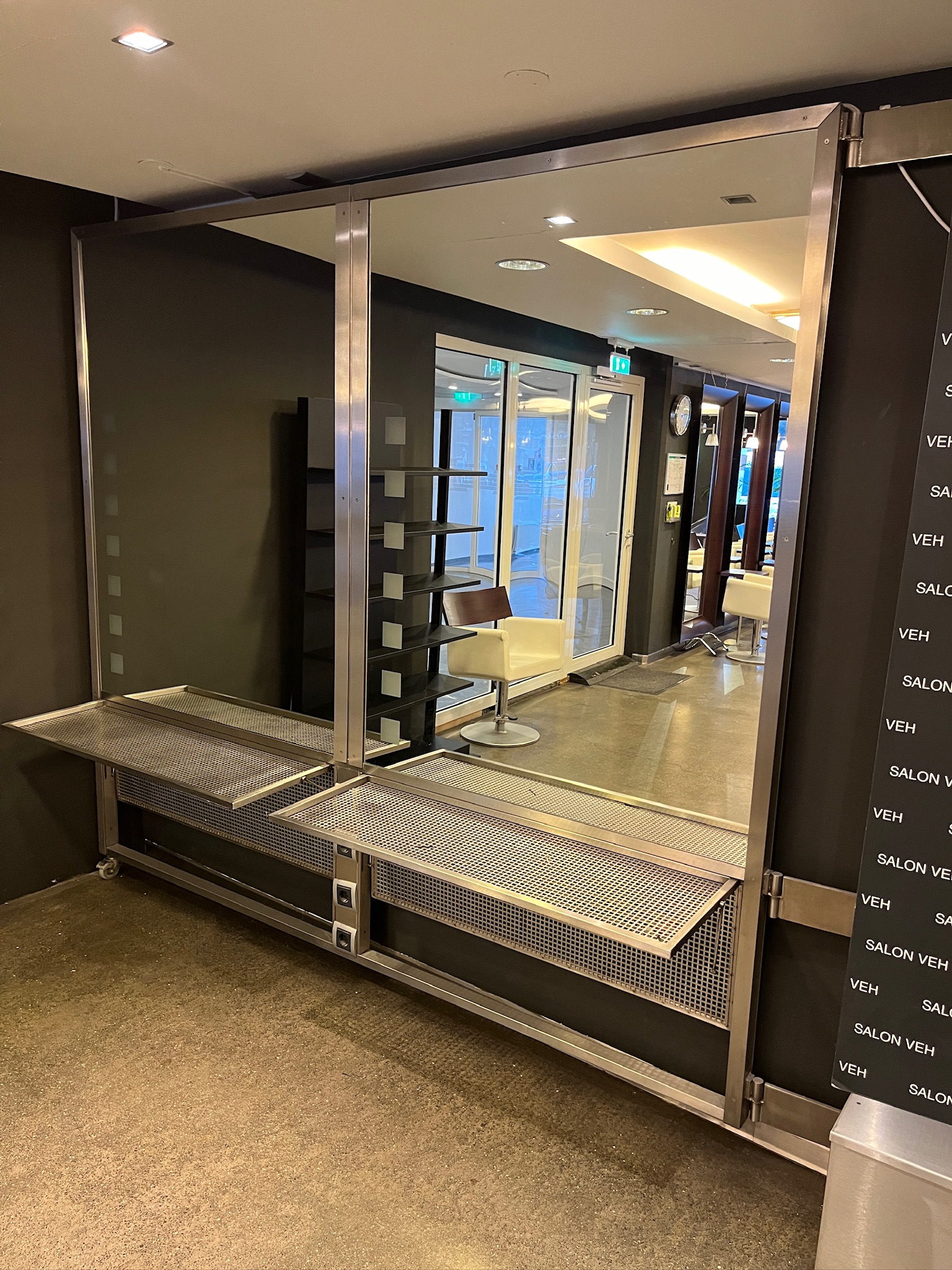 SELT / SOLD Spegill 250x250 með ljósi og rafmagni, sérsmíði á hjólum 250 s