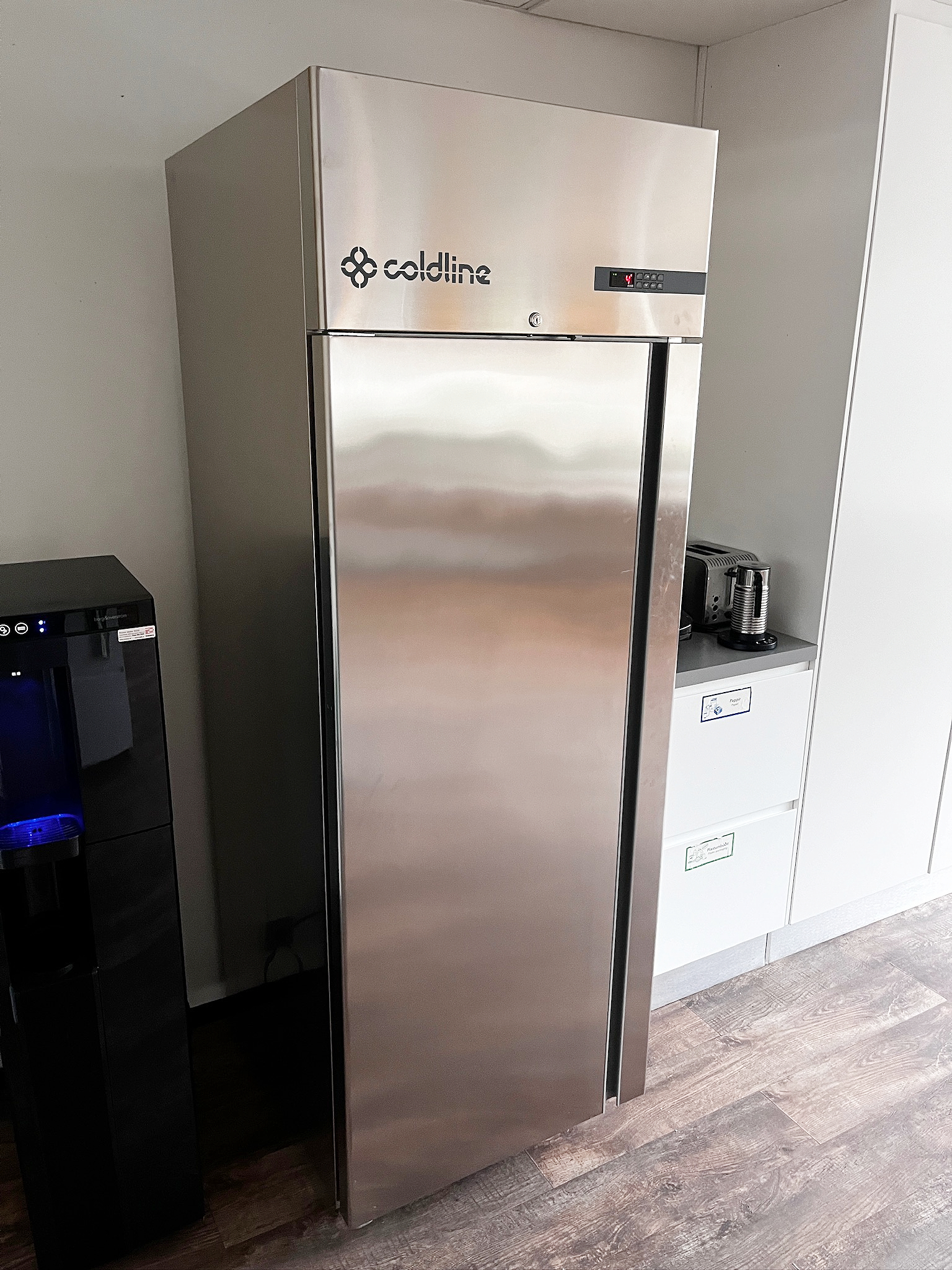 SELT / SOLD Coldline kæliskápur, 601L, H209 x B74 x D82 sm.