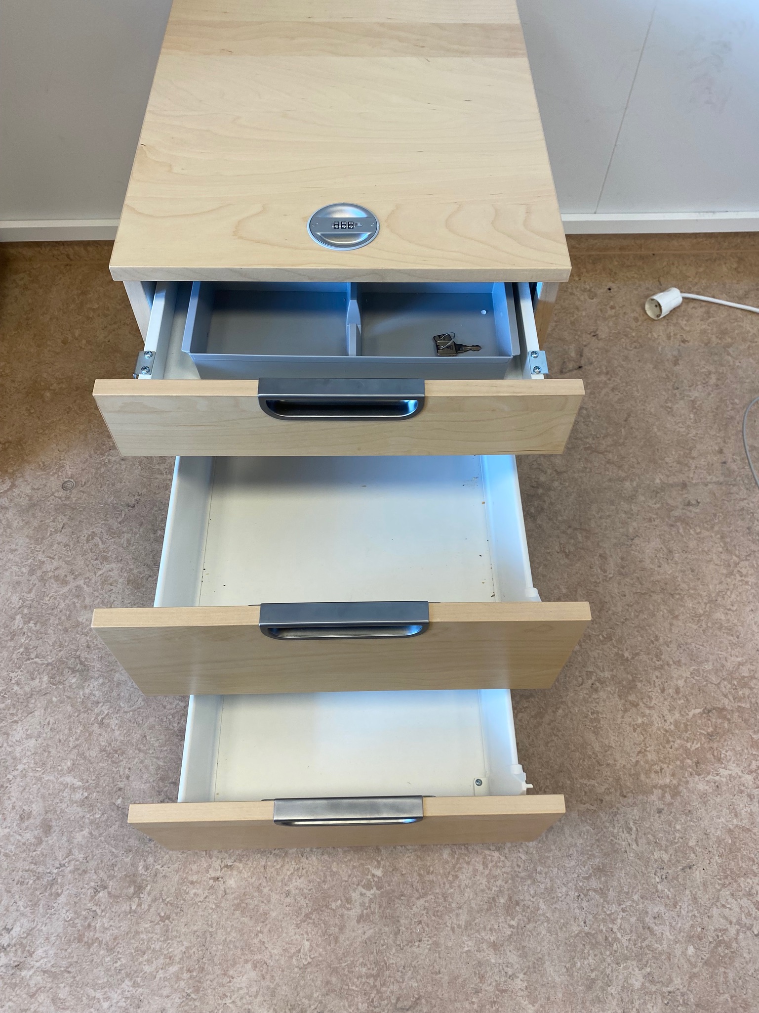 SELT / SOLD - IKEA skrifstofukálfur m.læsingu og á hjólum 5