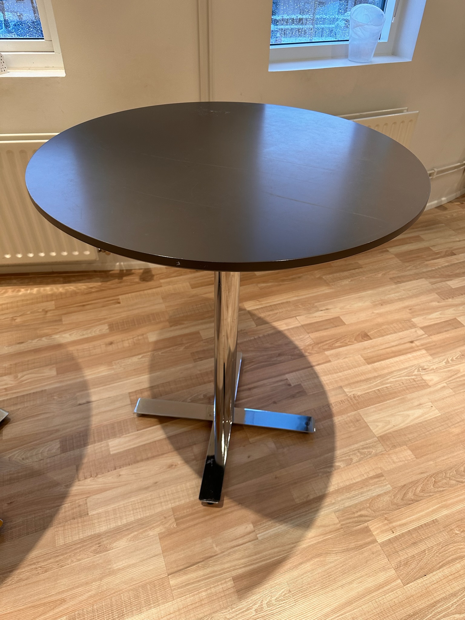 SELT / SOLD Barborð, H103 x B90 sm.
