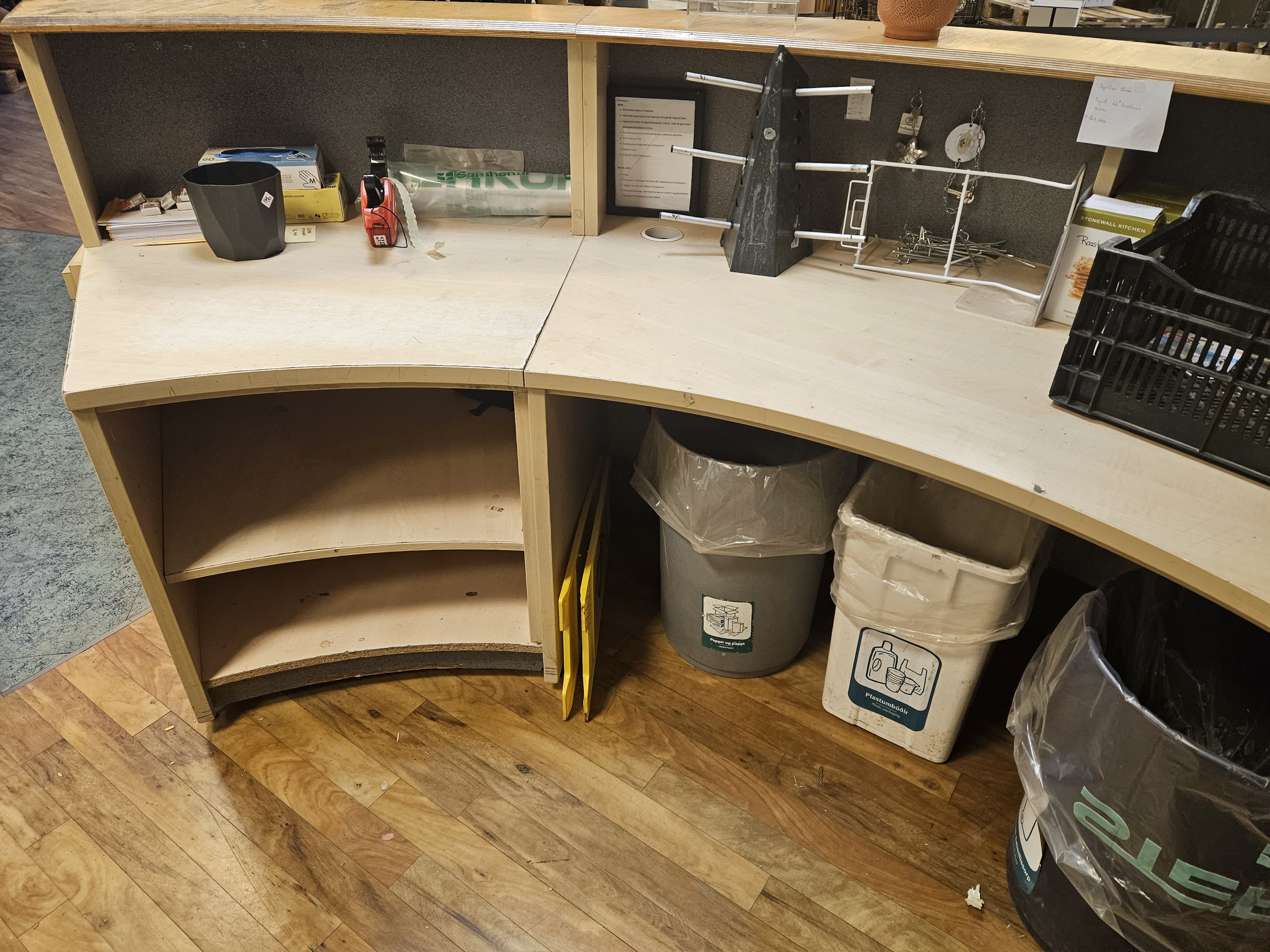SELT / SOLD - Móttökuborð - búðarborð - verslunarborð 4 metrar 6