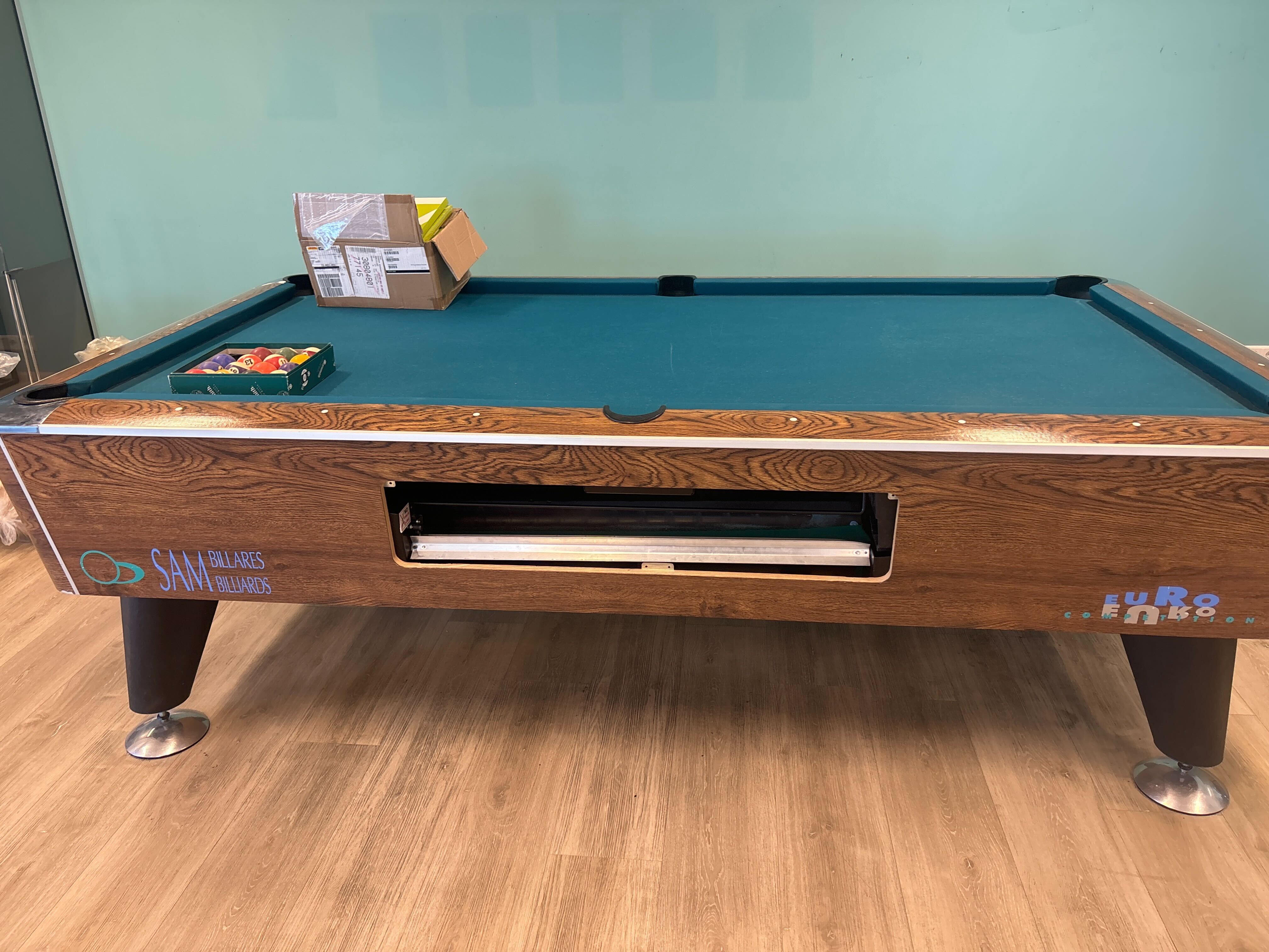 SELT / SOLD -Vandað poolborð SAM BILLARES - 8 fet - kúlur, 4 kjuðar,kjuðastandur 5