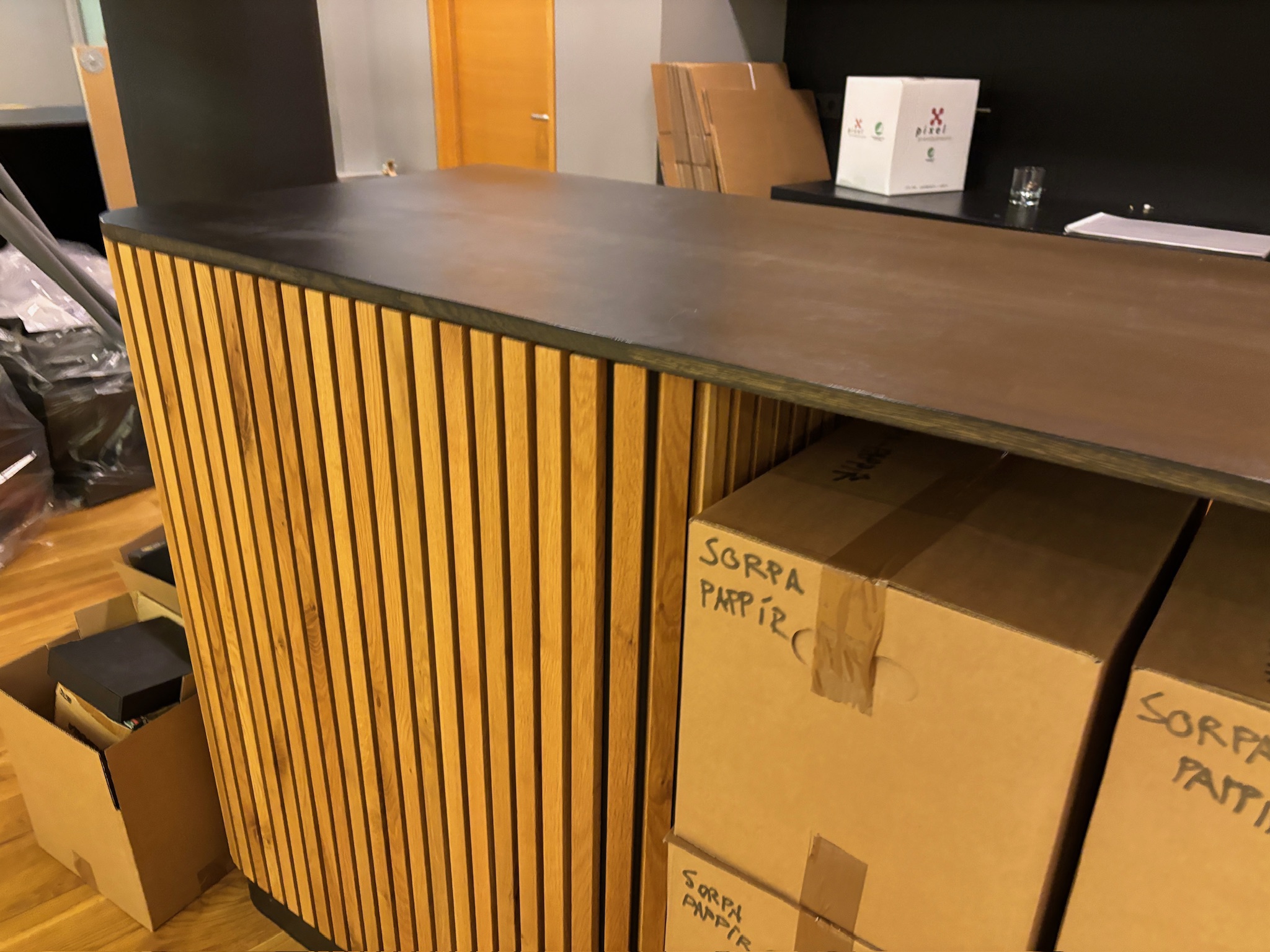 SELT / SOLD - Barborð / afgreiðslueyja frá Haf Studio, B200xD73xH110 sm. 2