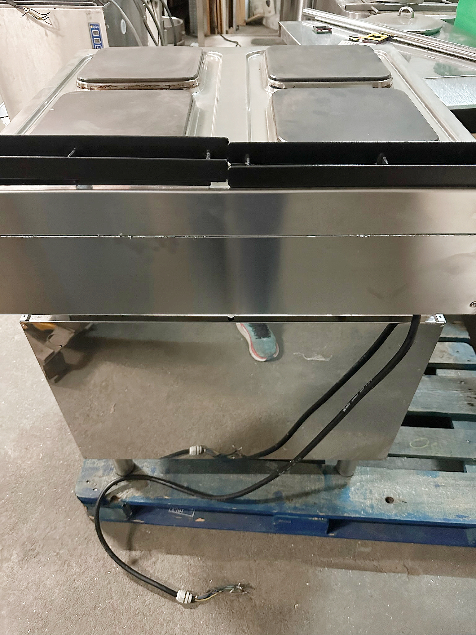 SELT / SOLD Zanussi rafmagns helluborð 4 hellur 70 x 70sm ásamt undirborði 8