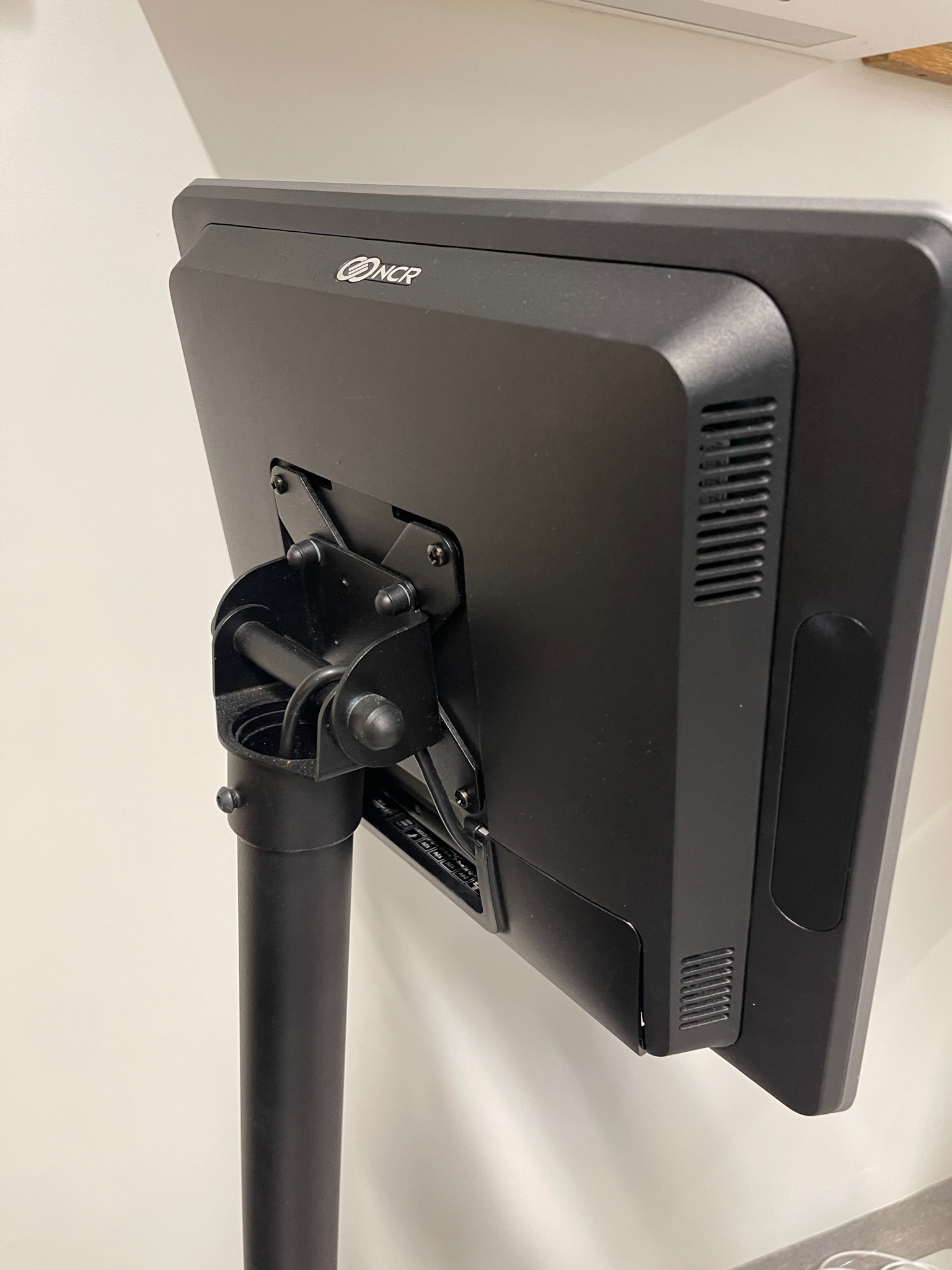 Selt/Endurnýtt-RealPOS XR5 15" Quad Celeron 4GB Win10 með standi 3