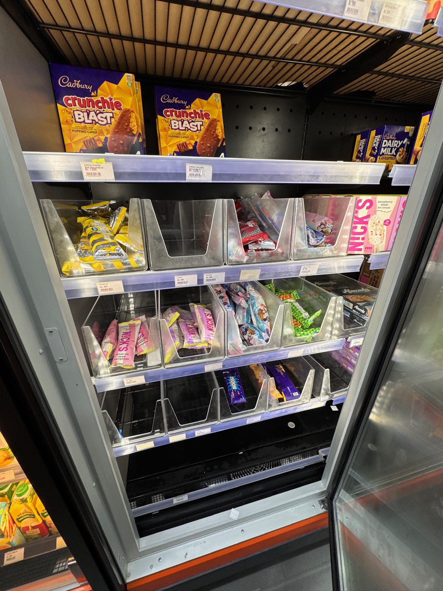 SELT / SOLD Arneg kæliskápur / frystiskápur með glerhurðum 5