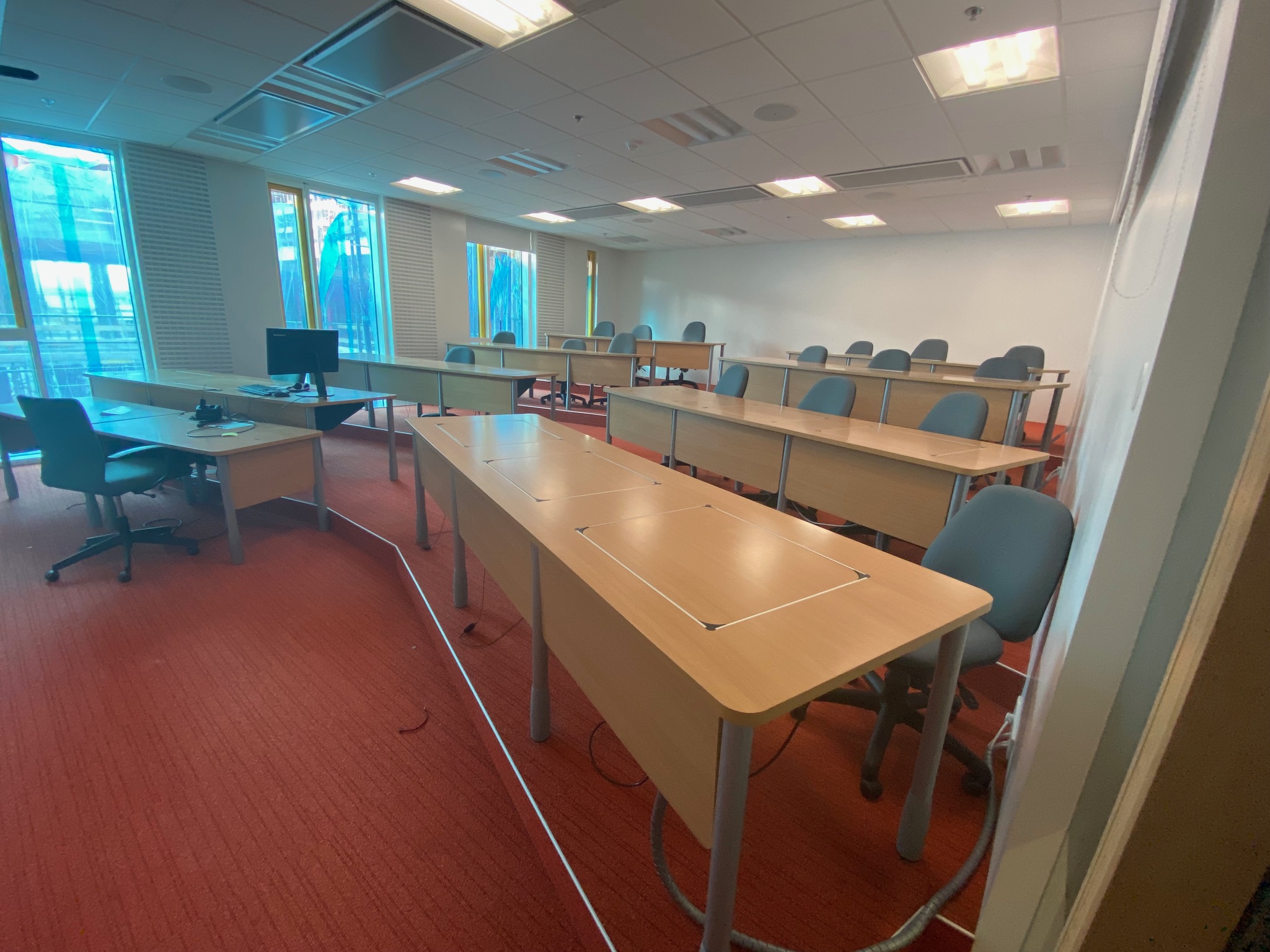 SELT / SOLD Skólaborð með fellanlegum skjáplötum - 24 einingar 12