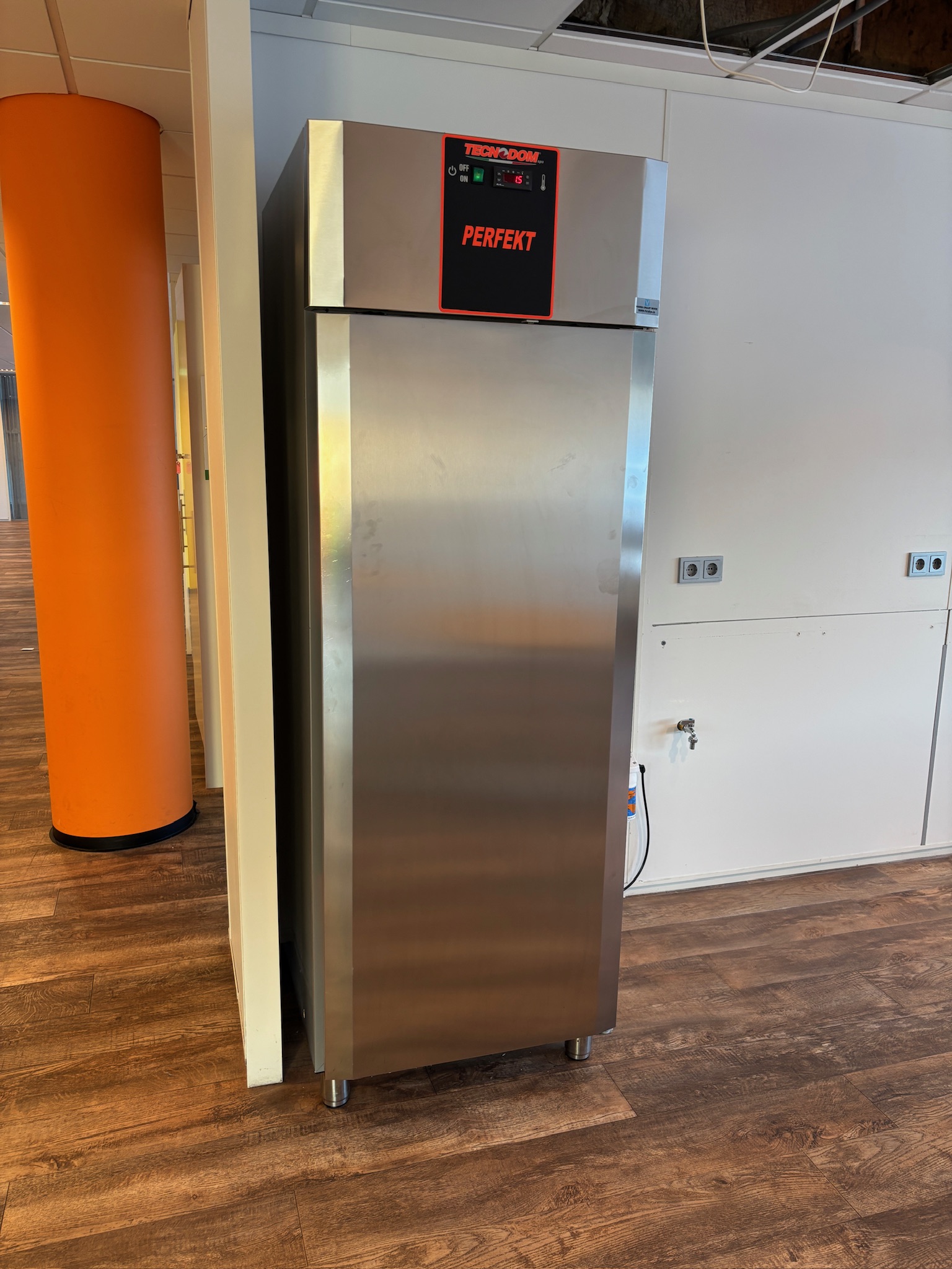 SELT / SOLD Tecnodom Perfekt 700 stálkælir frá Verslunartækni 2