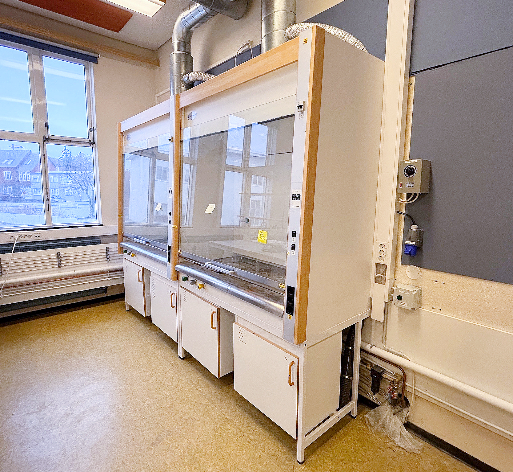 SELT / SOLD Stinkskápur / Fume cupboard, H235 x B147 x D77 sm. (2 stk) 2