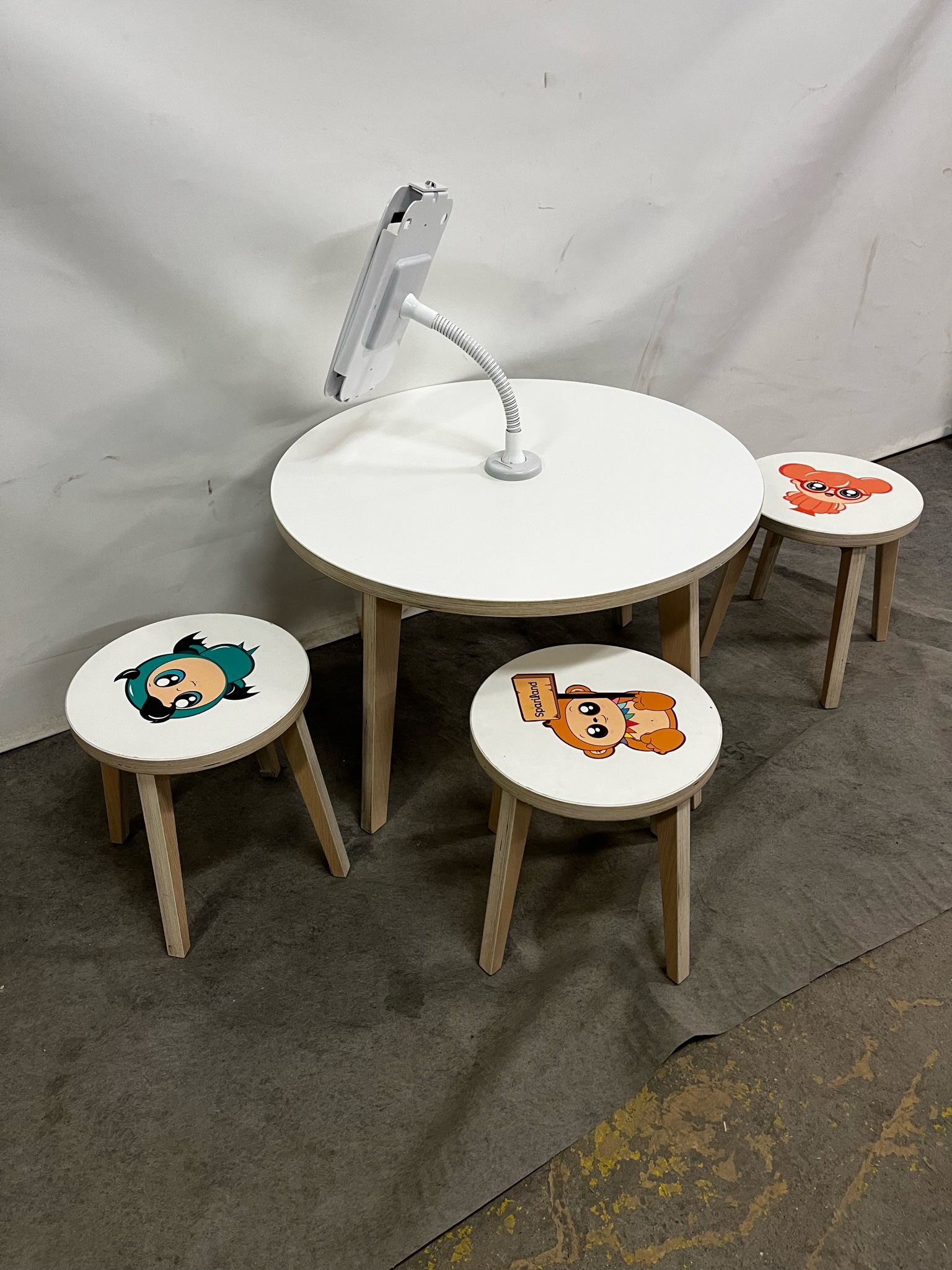 SELT / SOLD Flott afþreyingarborð fyrir börn 2