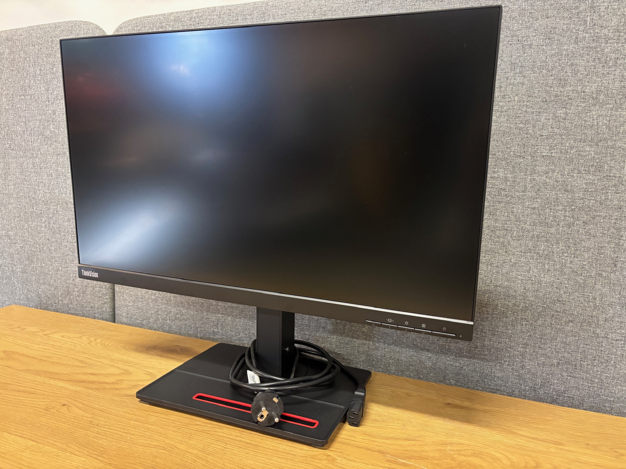 SELT / SOLD Lenovo USB-C tölvuskjár - 24'', 2560 x 1440p (1 stk.) 2