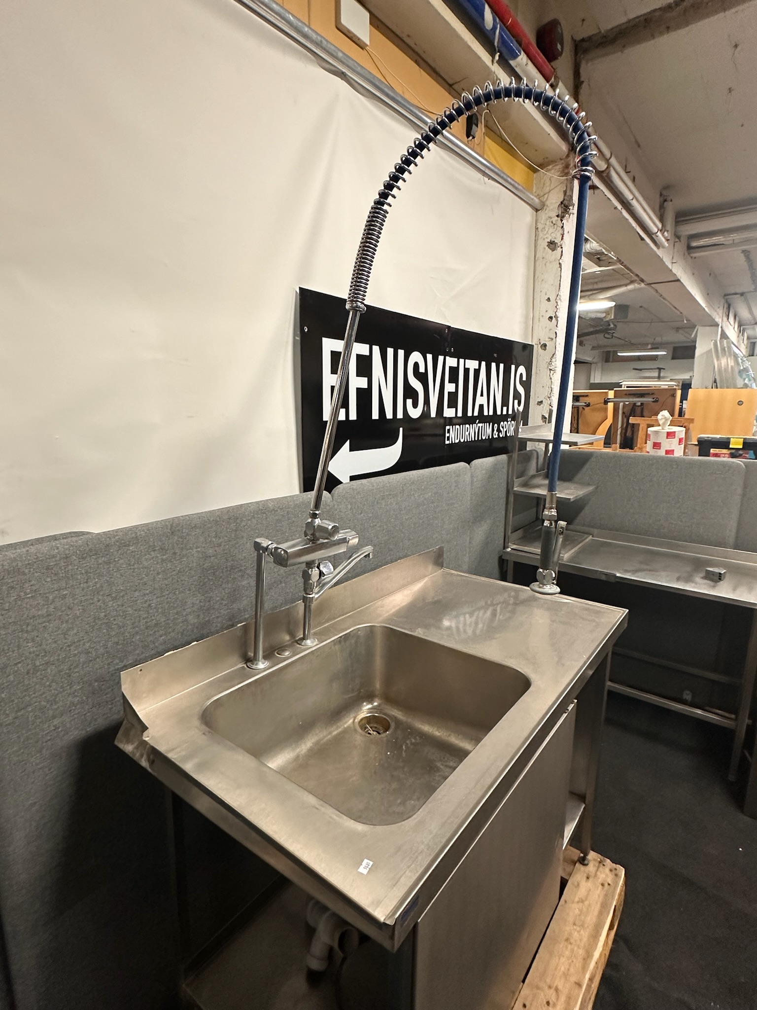 SELT / SOLD Stálvaskur með blöndunartæki, B125 x D66 sm. 3
