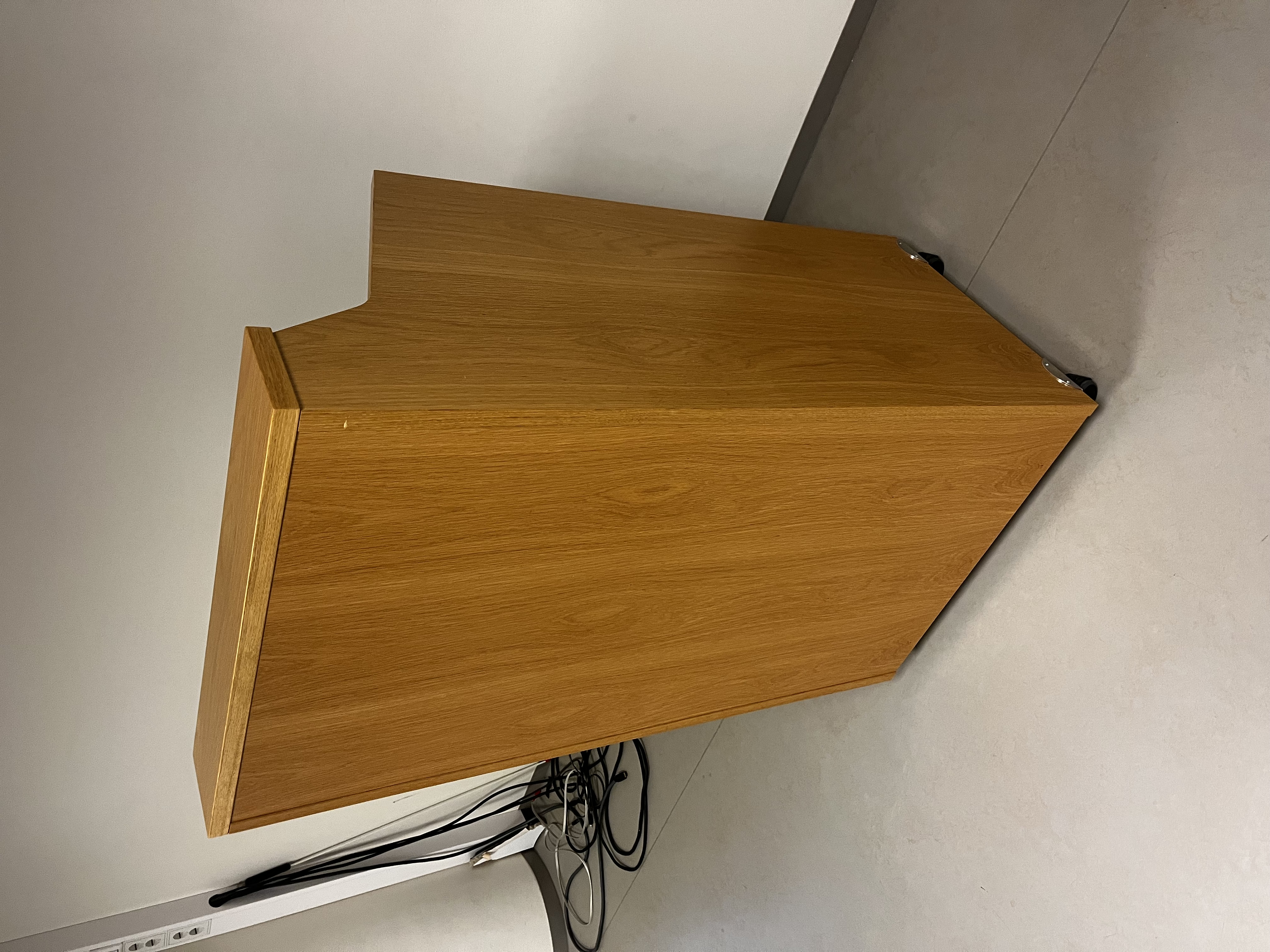 SELT / SOLD Ræðupúlt á hjólum frá Á.Guðmundsson 2