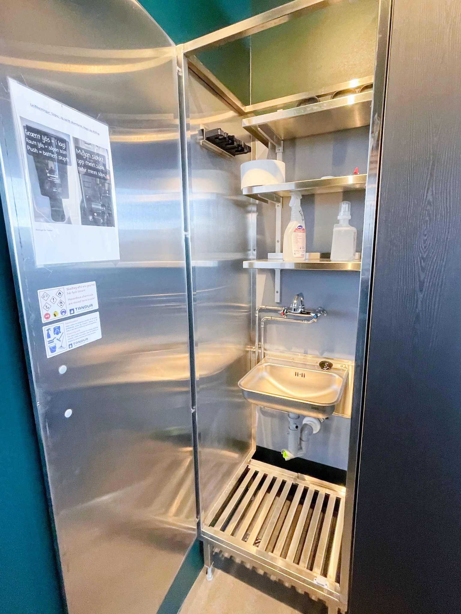 SELT / SOLD Nýlegur ræstiskápur 202 sm. - vaskur, hillur, hankar - Tandur