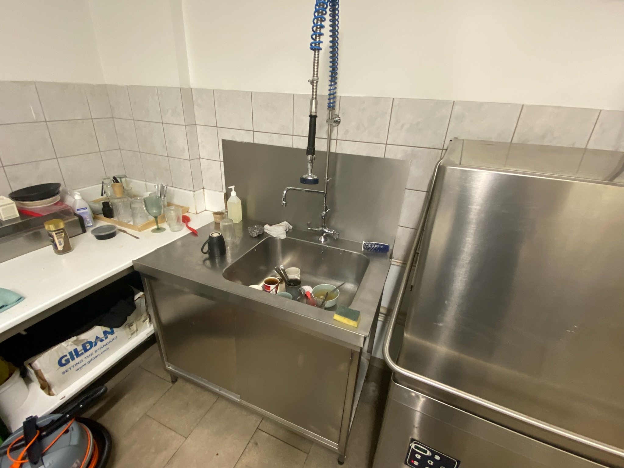 SELT / SOLD Stálborð með vaski og blöndunartækjum, B112 x D70 x H90 sm.