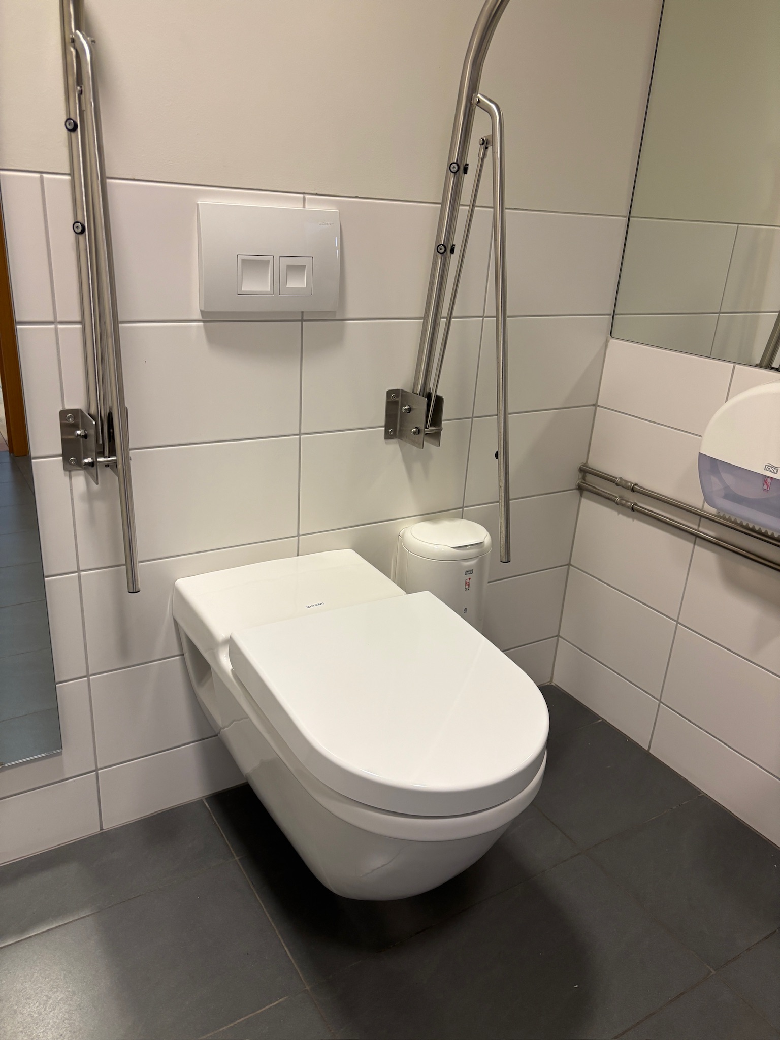 SELT / SOLD vegghengt salerni / WC fyrir fatlaða með hæglokandisetu (2 stk.
