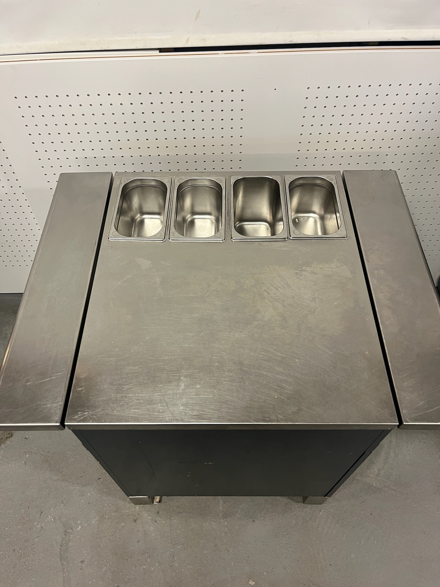 SELT / SOLD Metos preppborð á hjólum með gastrobökkum, B105xD80xH90sm. 3