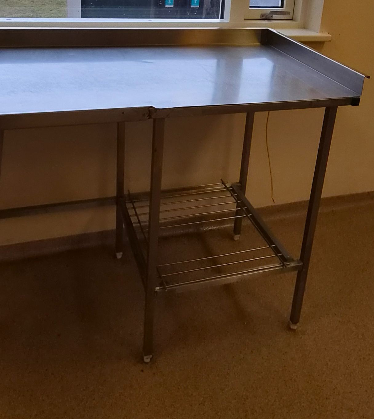 SELT / SOLD Stálborð með kanti og vaski, B241xD65sm. 4