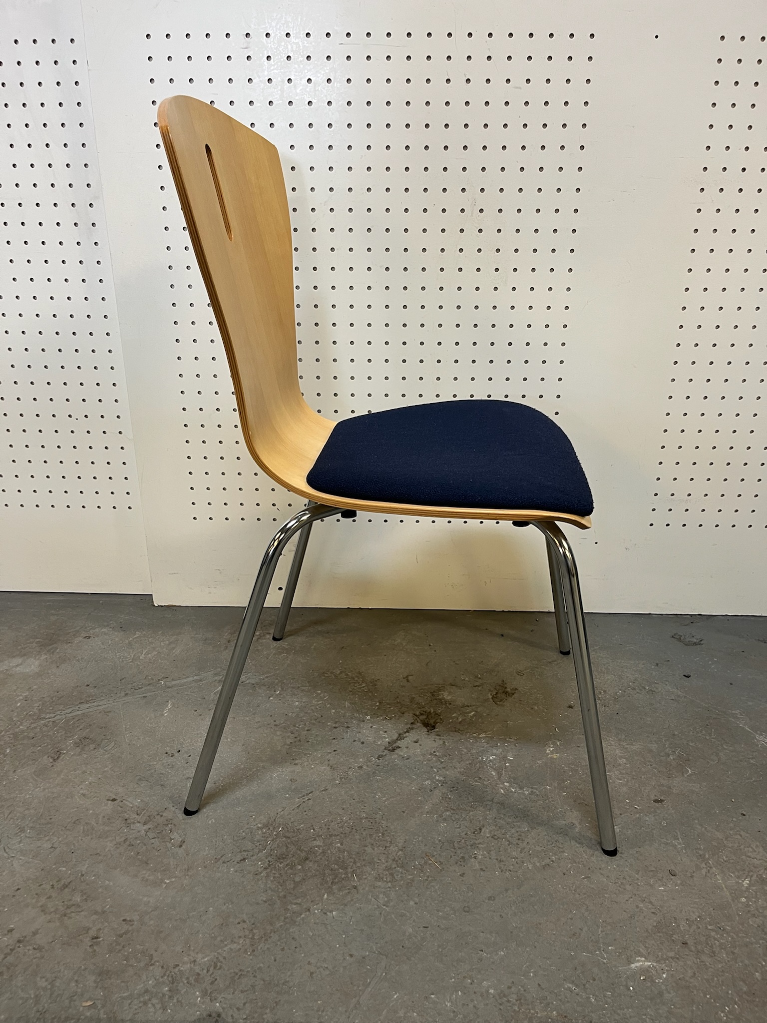SELT / SOLD Mötuneytisstólar, staflanlegir. 2
