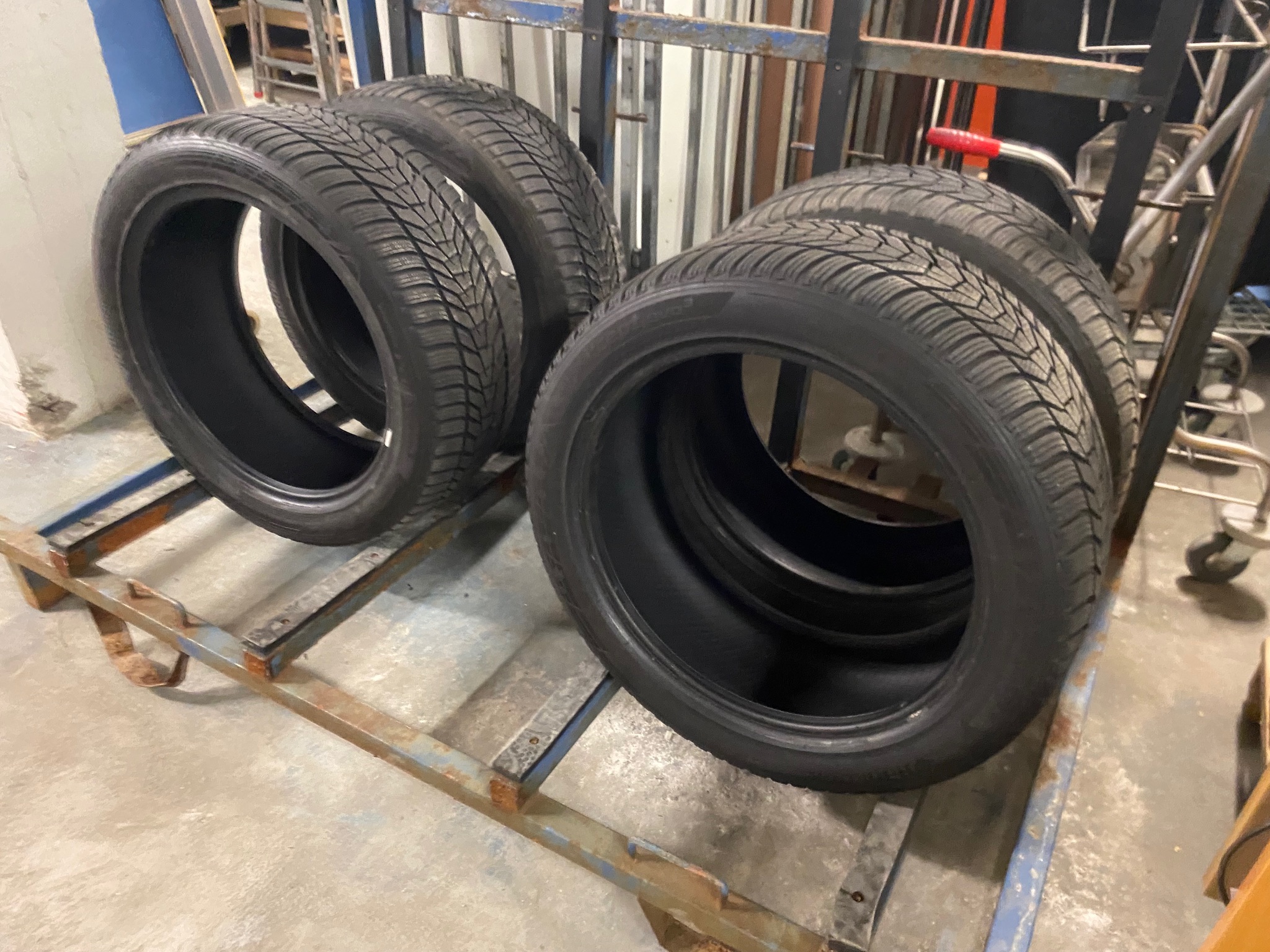 SELT / SOLD Hankook vetrardekk 245/45 R18 100V