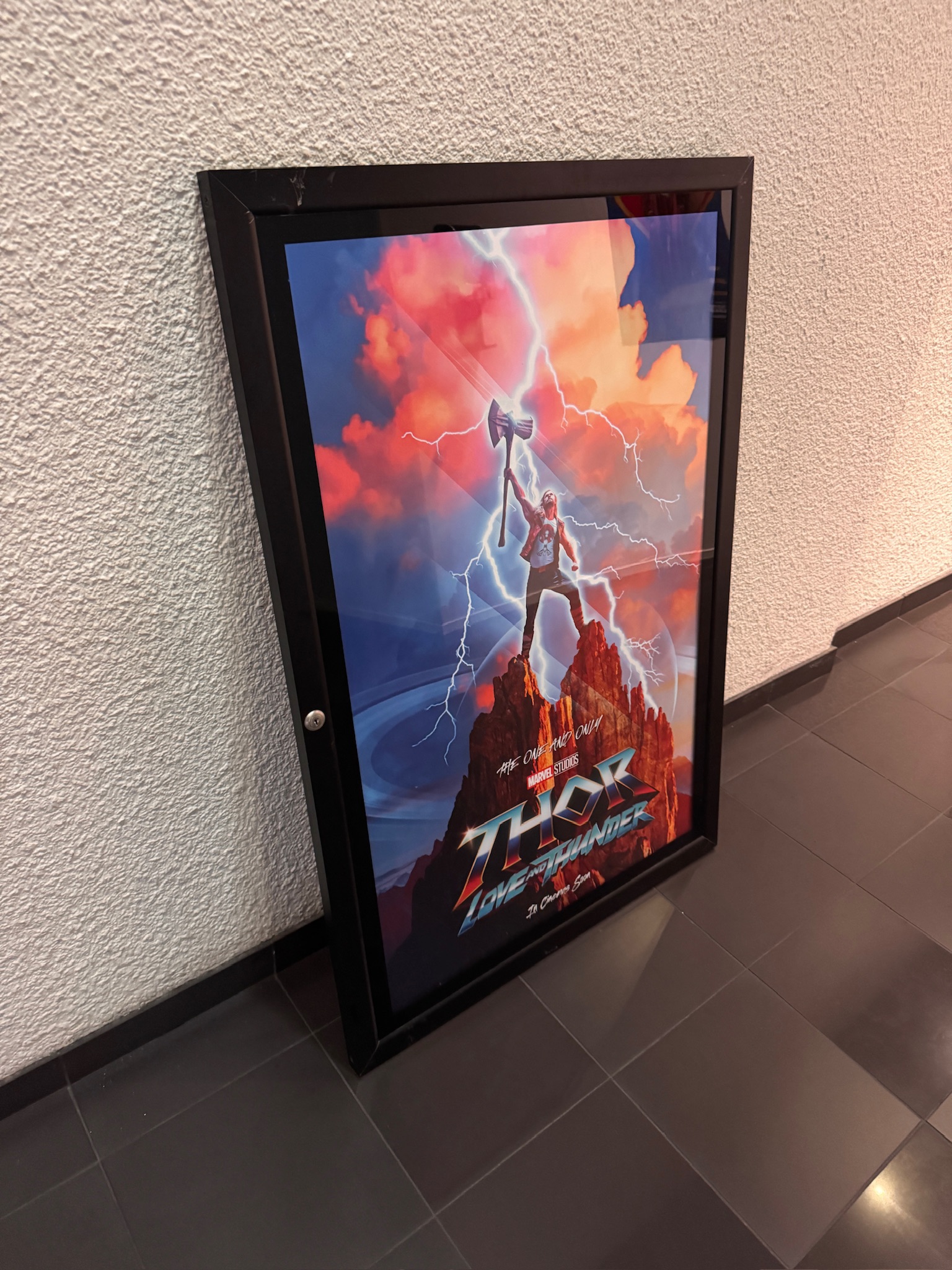 SELT / SOLD Kvikmyndakassi fyrir kynningarplaköt og auglýsingar, H111xB75sm. 2