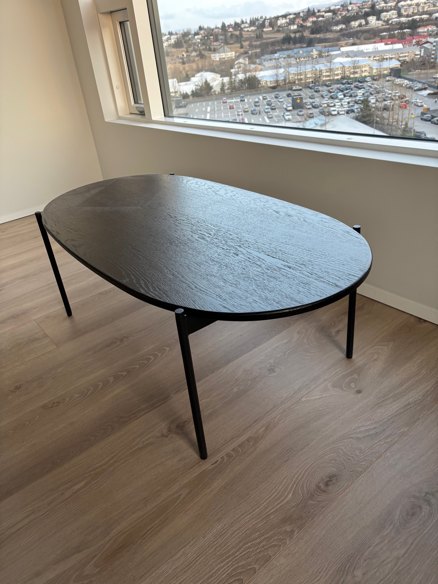 SELT / SOLD Skye Oval sófaborð frá Línunni, 120 x 60 x 40 sm.