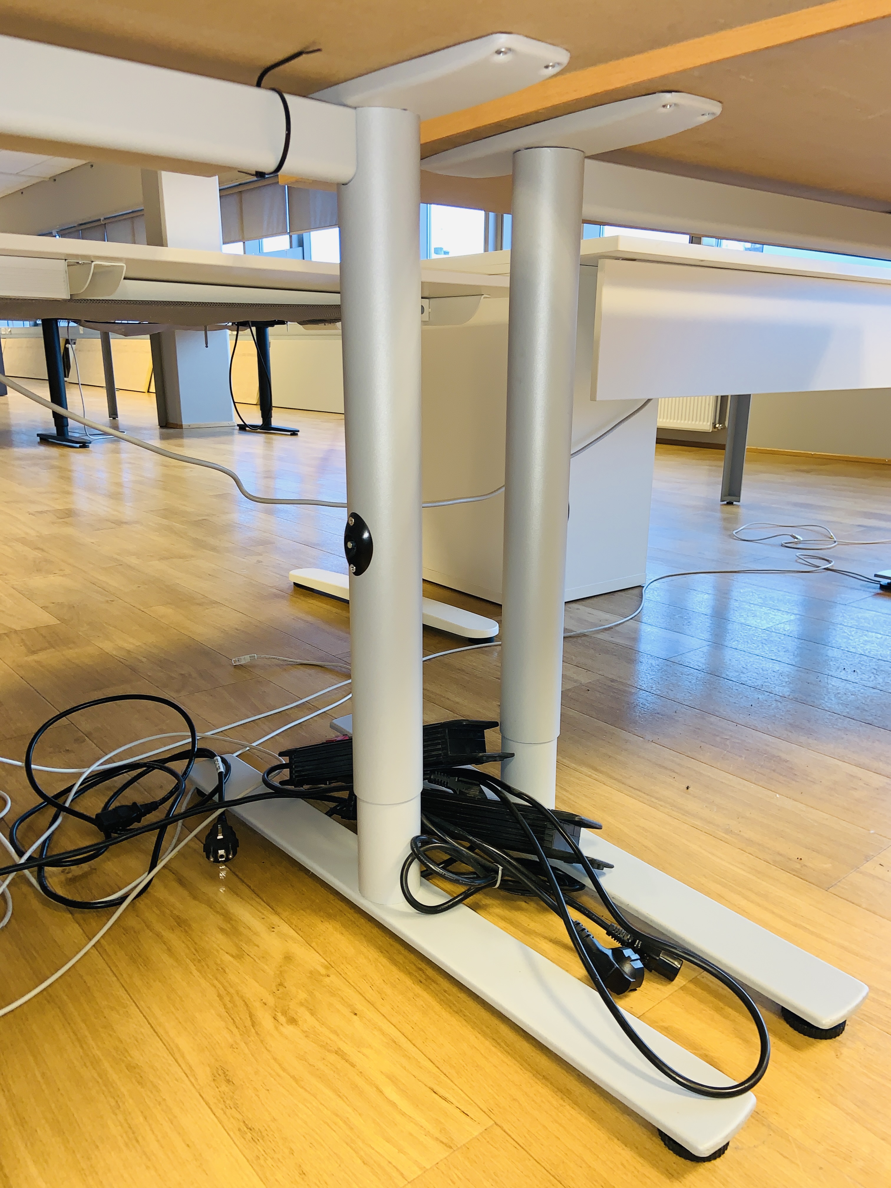 Selt - Hornskrifborð - hvítt með skáp 10