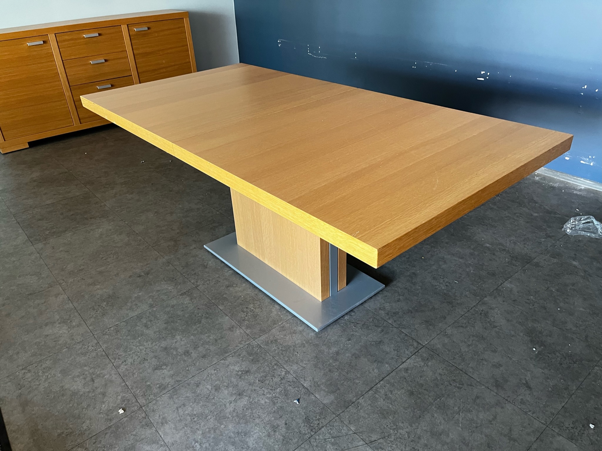 SELT / SOLD Glæsilegt fundarborð með framlengingu - sérsmíði - 183/263 x 91 sm.