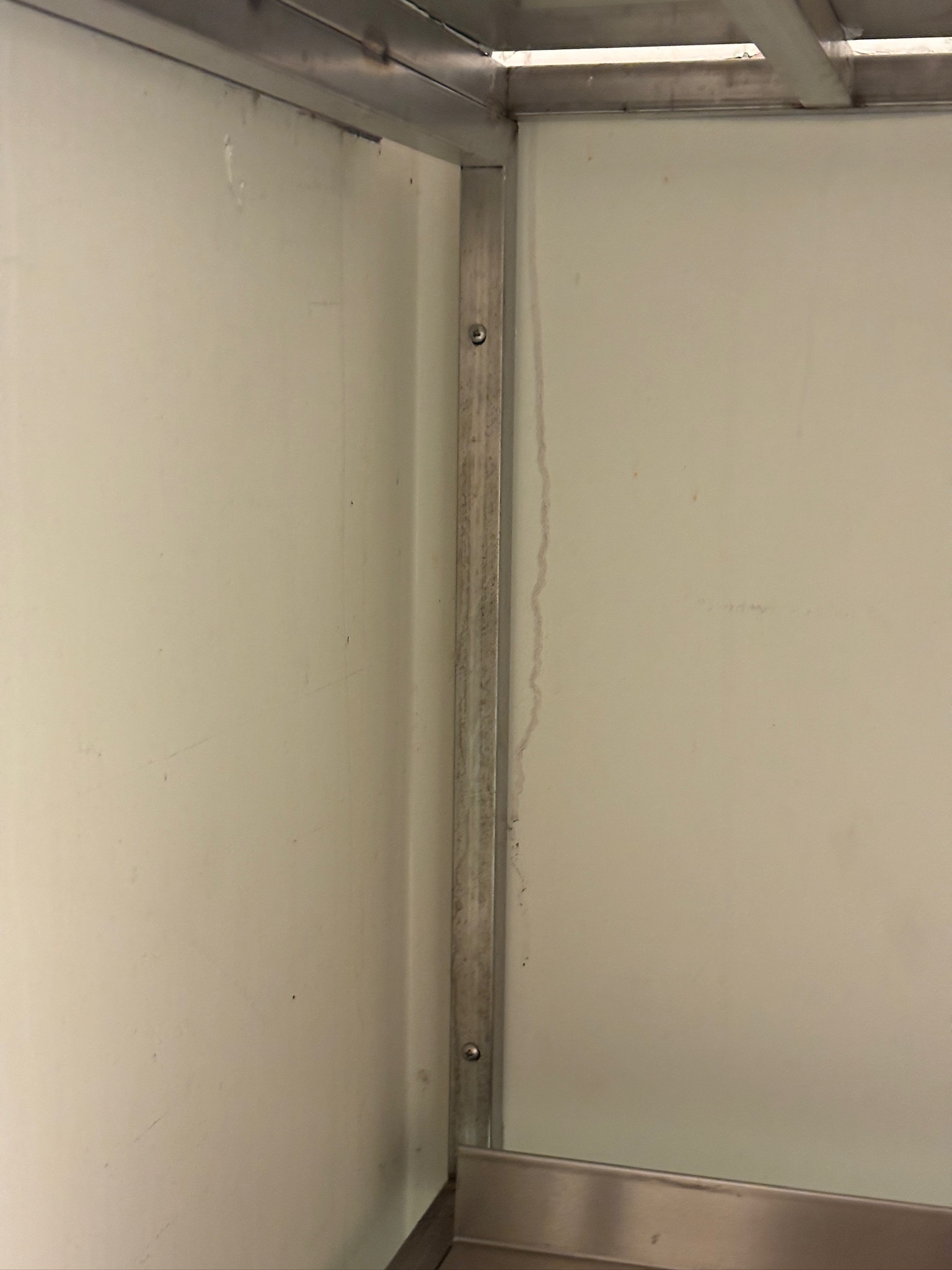 SELT / SOLD Ryðfrítt stálborð m.vaski og bakkanti frá Frostverk, L90xD60xH65sm. 4