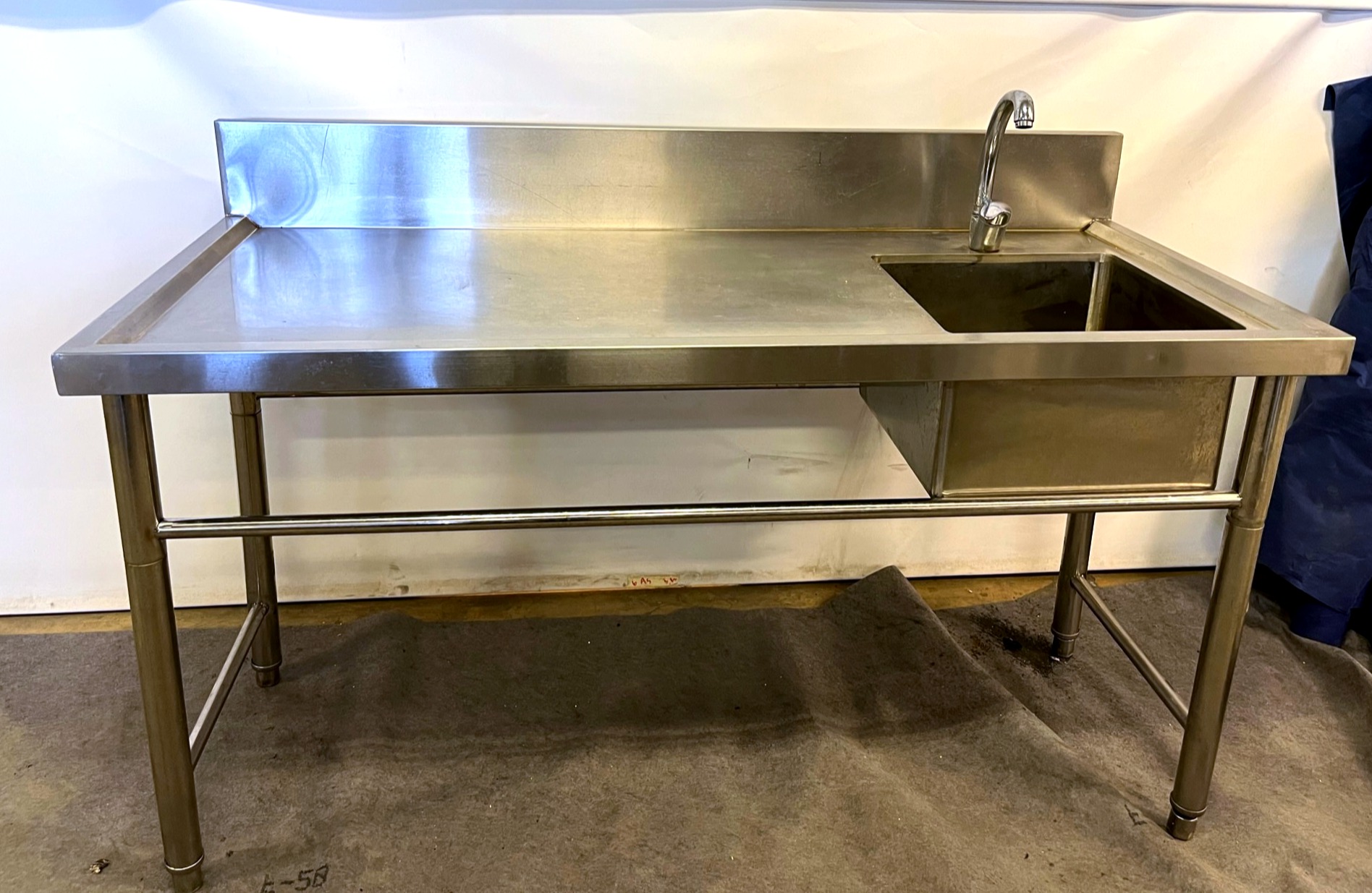 SELT / SOLD Stálvaskur m/blöndunartækjum - B150 x D70 sm.