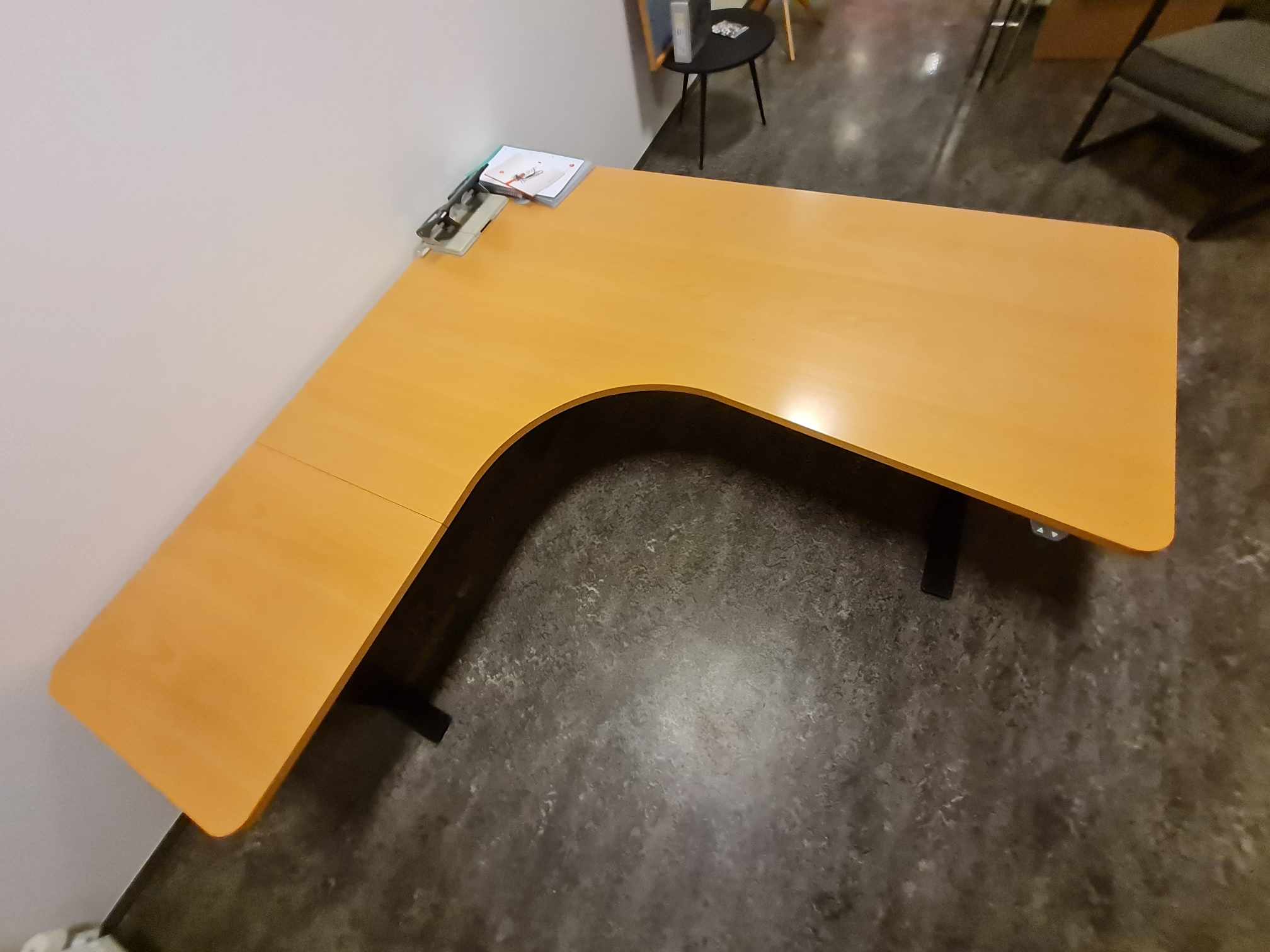 SELT / SOLD Hornrafmagnsborð, vinstri vinkill, B180 x D180 sm. 3