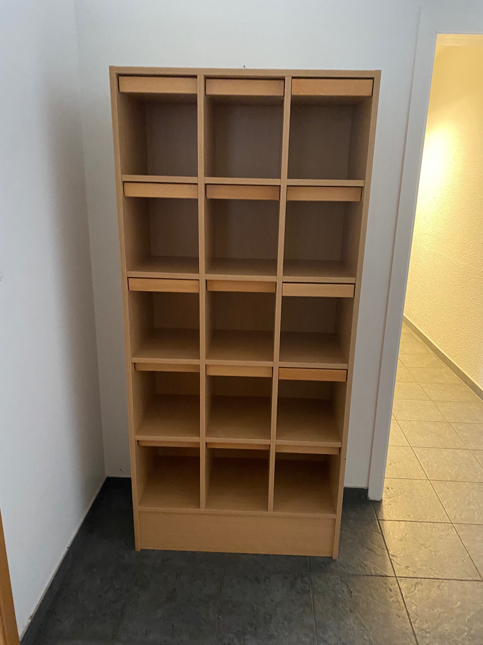 SELT / SOLD Bæklingahillur m.geymslurými