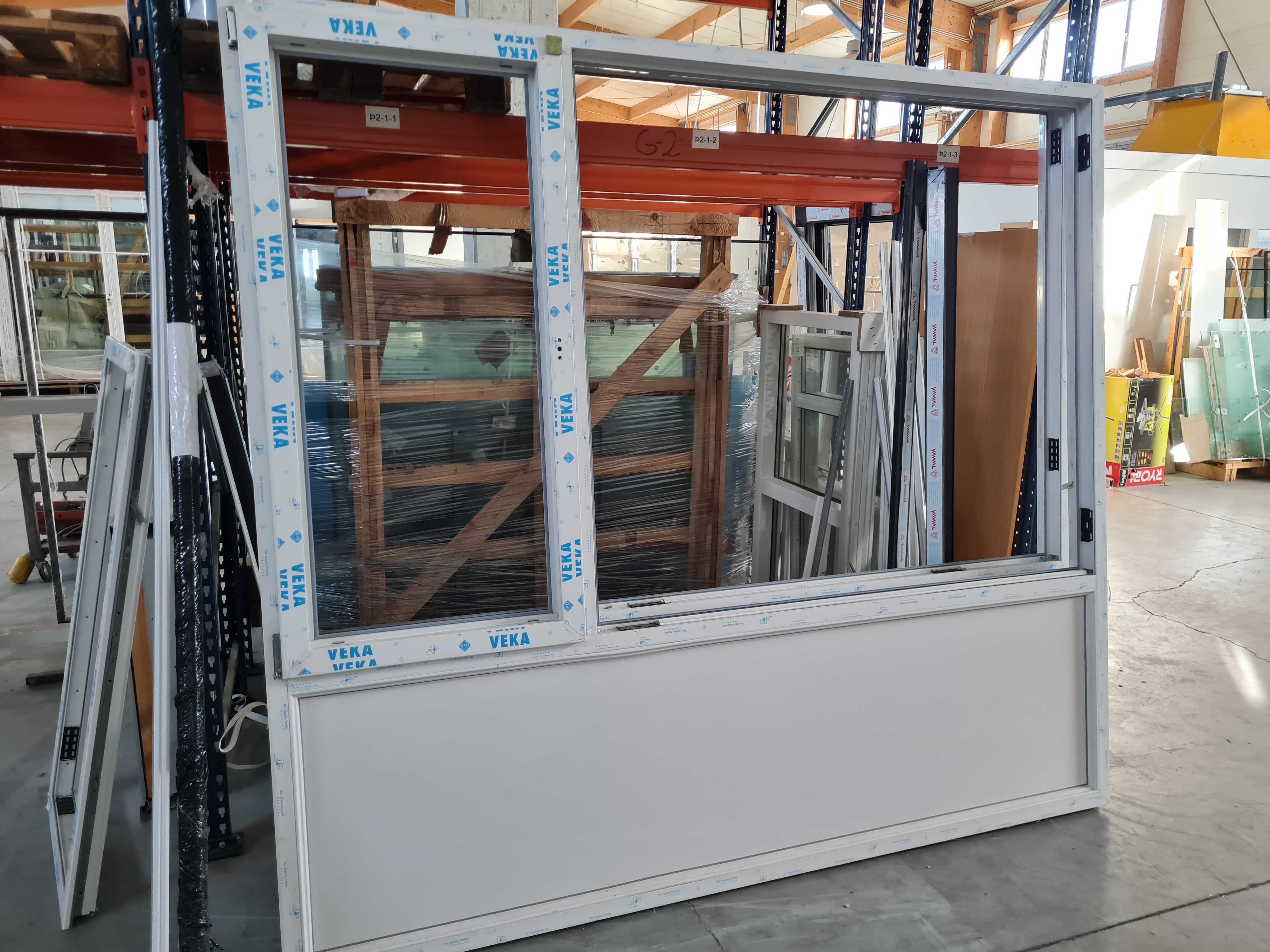 SELT / SOLD - Gluggastykki - ál og plast - 243 x 221 sm.