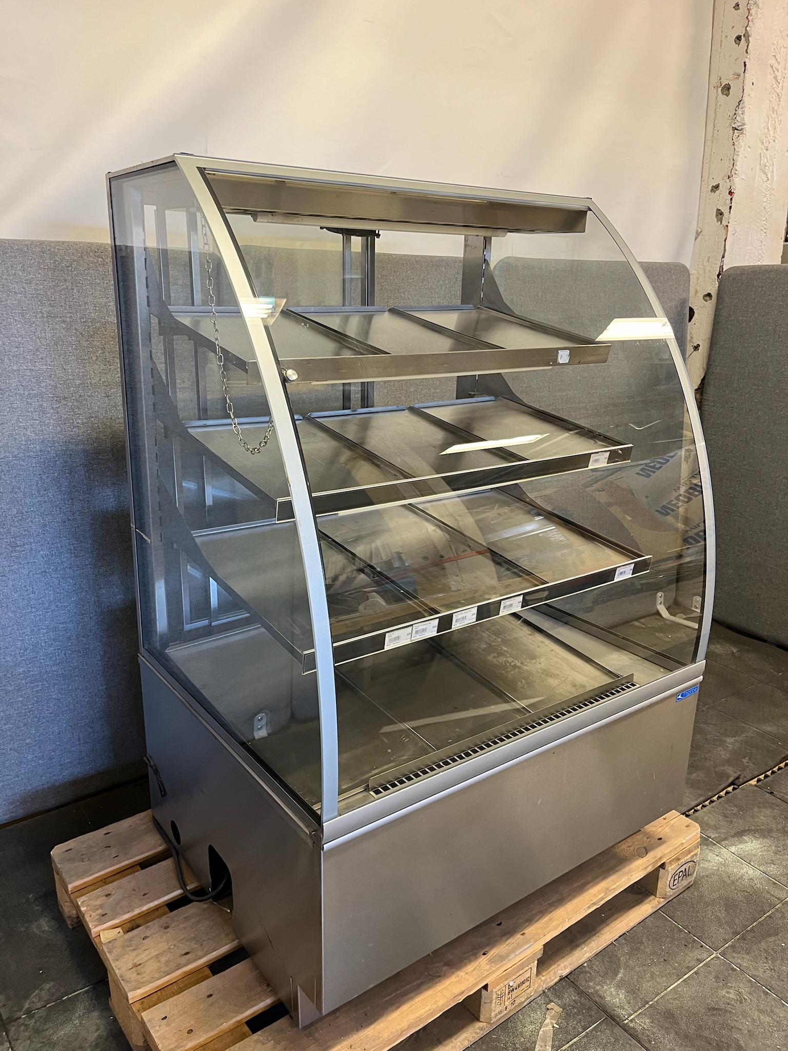 SELT / SOLD Norpe hitaskápur, B90 x D75 x H135 sm.