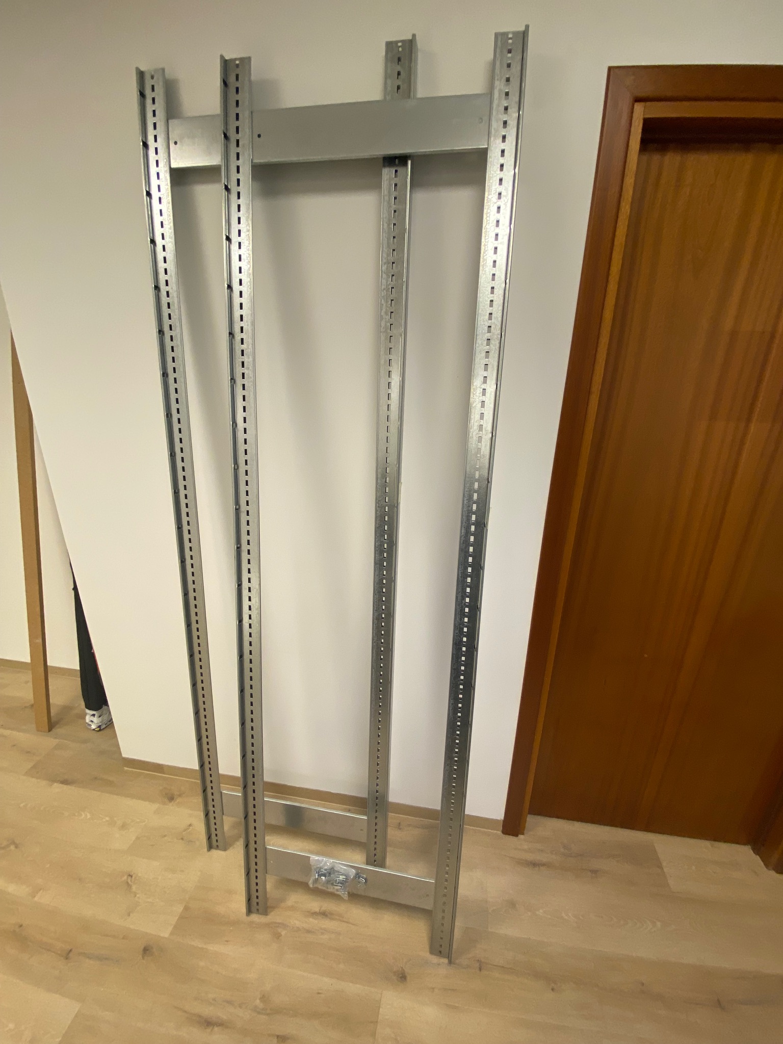 SELT / SOLD Lagerhillur frá Rými - tínsluhillur - H220 x B100 x D60 - 1 bil til 2