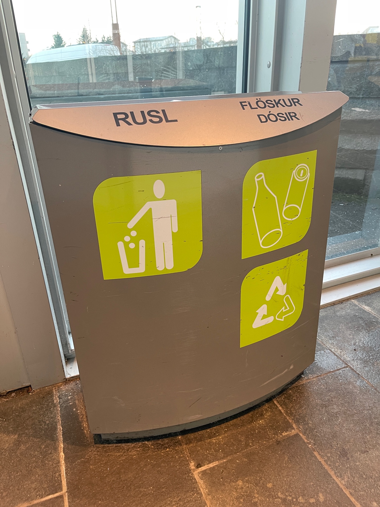 SELT / SOLD Rusl og flöskur/dósir 2