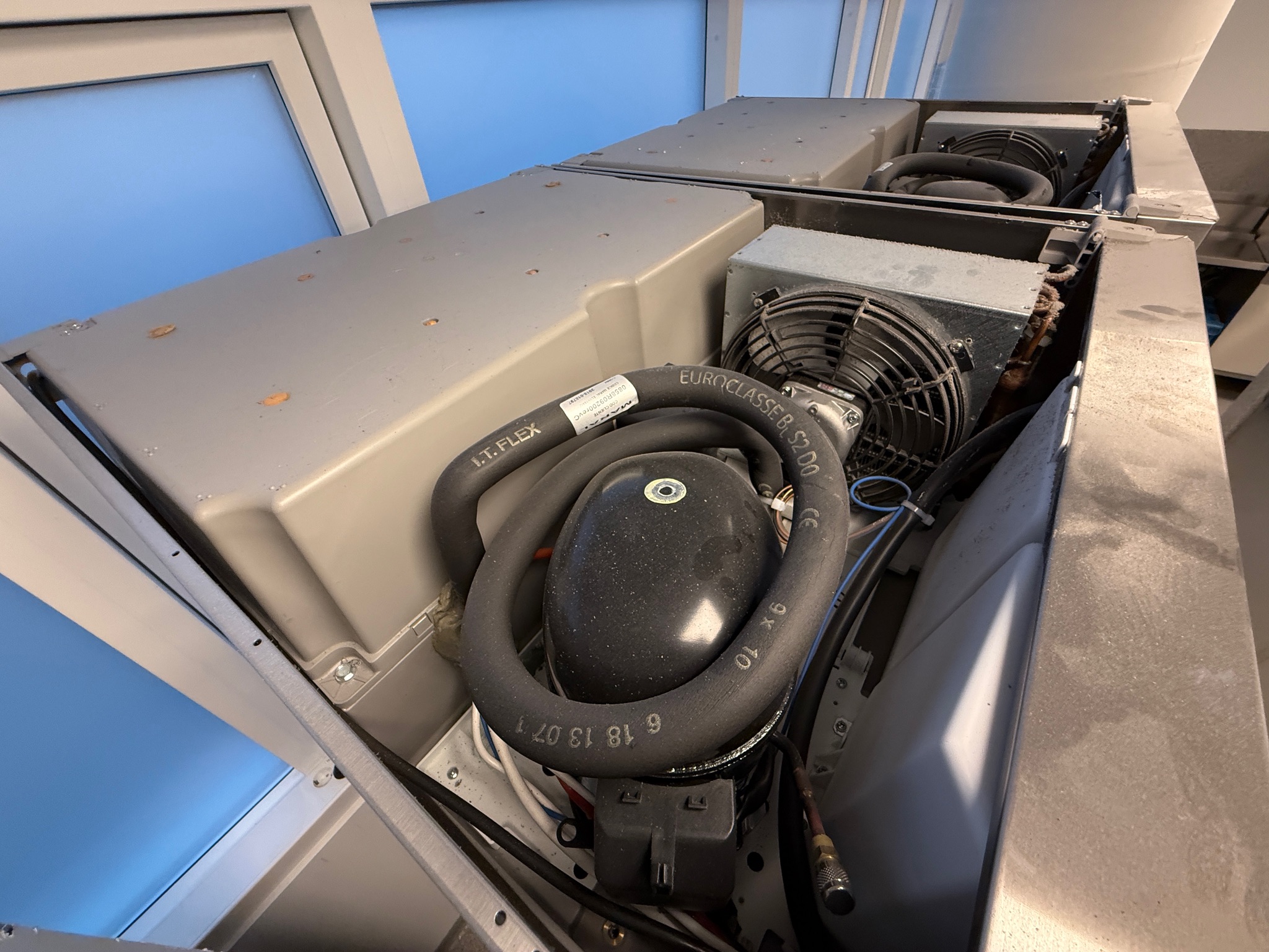 SELT / SOLD Zanussi kæliskápur – 670 L (2018) H206 x D83 x B71 sm. 8