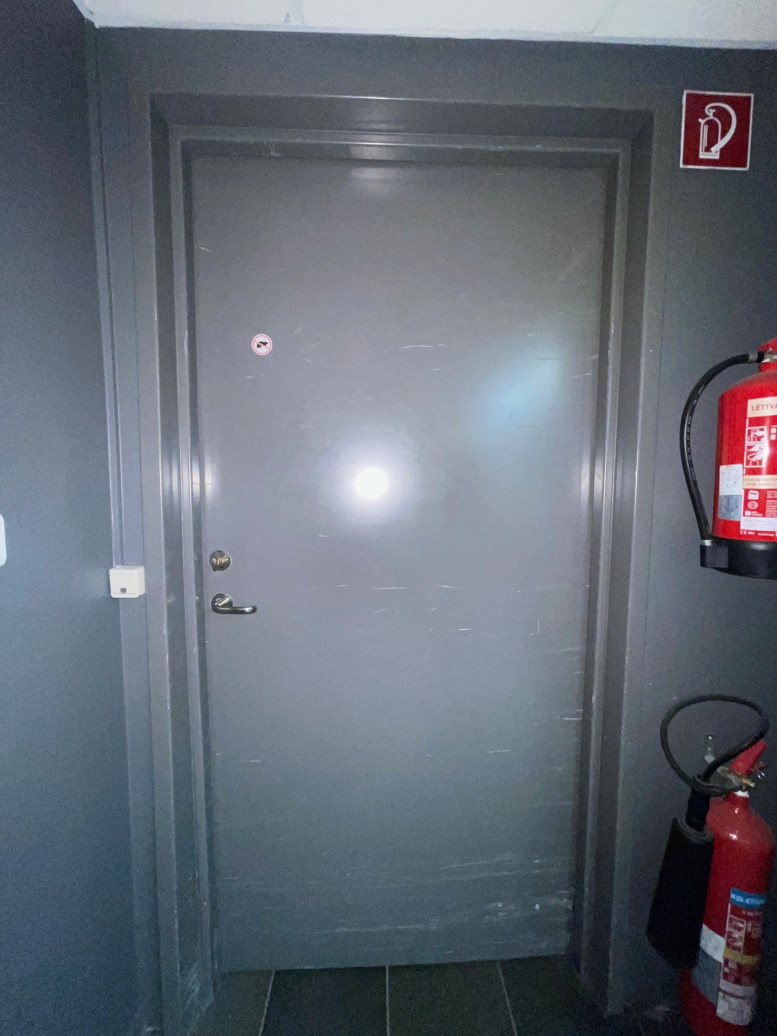 SELT / SOLD Eldvarnarhurð í ramma með pumpu frá Glófaxa, H212 x B110 sm.